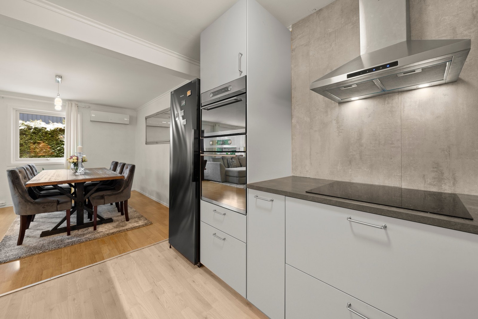 Videre er det opplegg for vaskemaskin, komfyr, induksjonstopp og micro. Avsatt plass til kjøl/fryseskap. Galleribilde