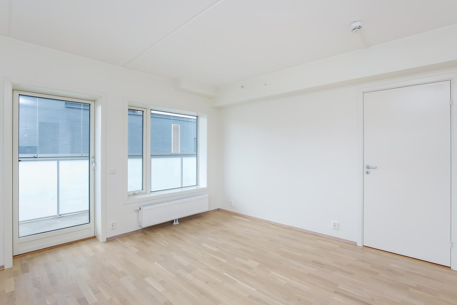 Stue med utgang til balkong. Leiligheten har også 2 boder i kjelleren. Galleribilde