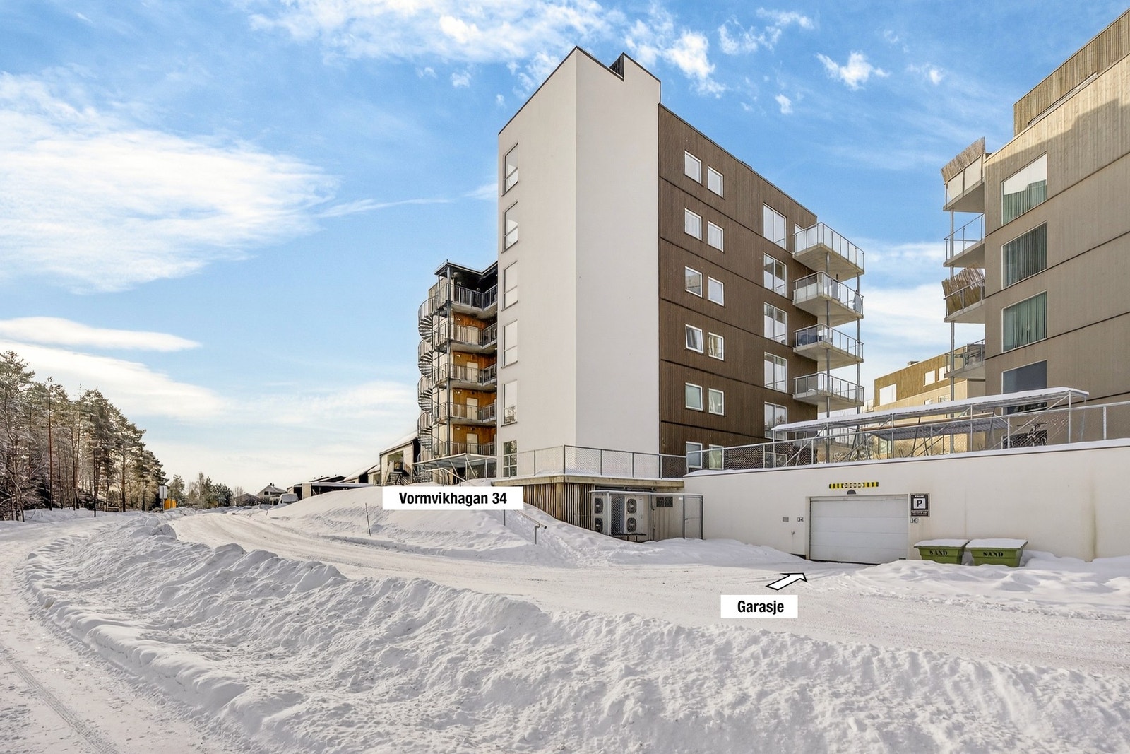 Innkjøring til garasjeanlegget. Gjesteparkeringen skal kun brukes til parkering for gjester, ikke til langtidsparkering for beboere eller til campingvogner, tilhengere etc. Galleribilde