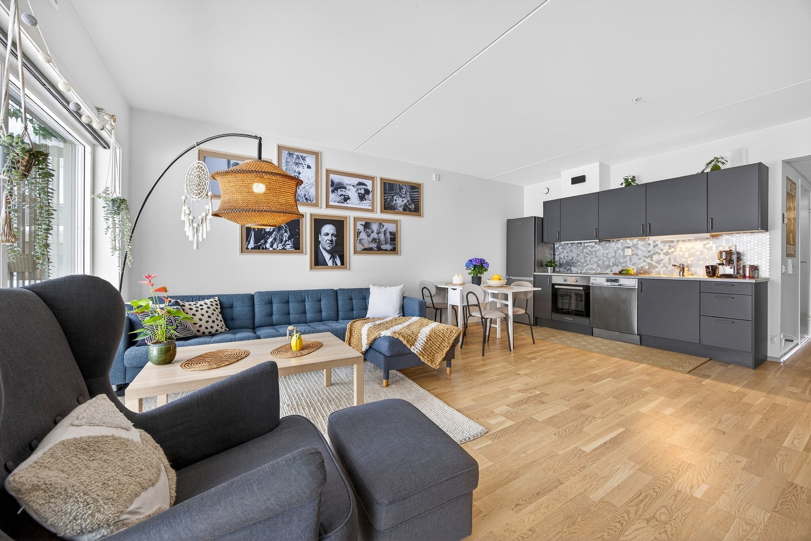 Den åpne stuen fremstår som meget innbydende i lyse, delikate fargevalg. Galleribilde