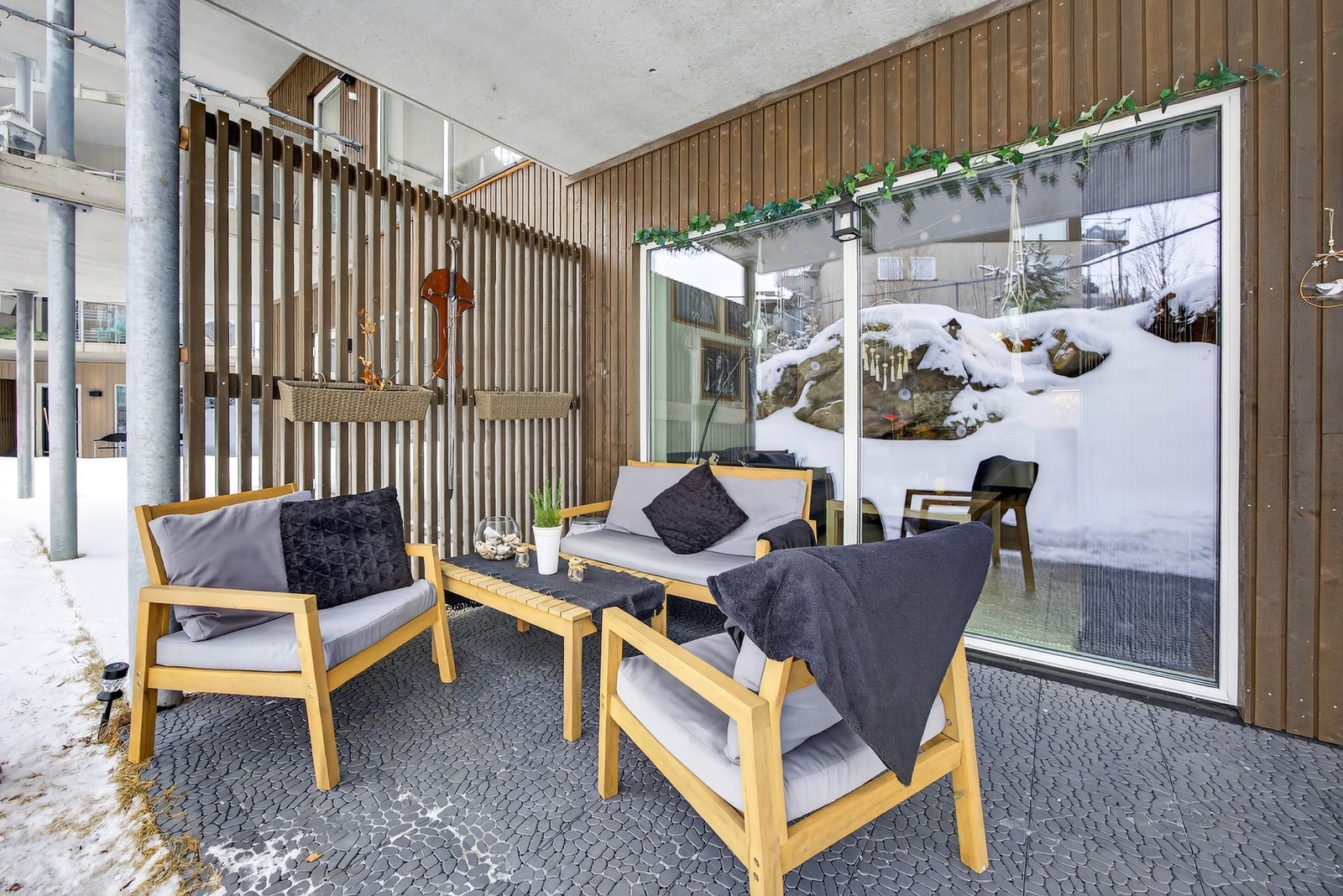 Terrassedøren fører ut til en vestvendt markterrasse på ca. 11 kvm - et hyggelig uteområde hvor man kan nyte solrike dager. Galleribilde