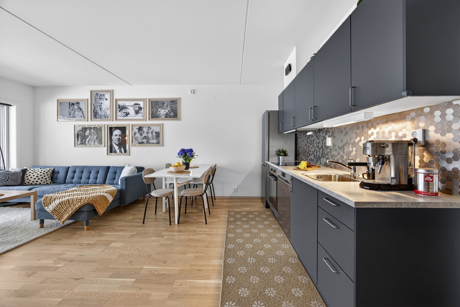 Stilrent kjøkken fra 2023. Kjøkkenet er utformet i en praktisk I-løsning som gir godt med benke- og arbeidsplass. Galleribilde