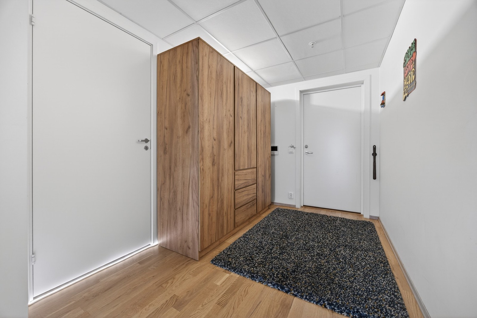 Det er montert callinganlegg ved inngangsdøren, samt satt inn et stort garderobeskap. Galleribilde