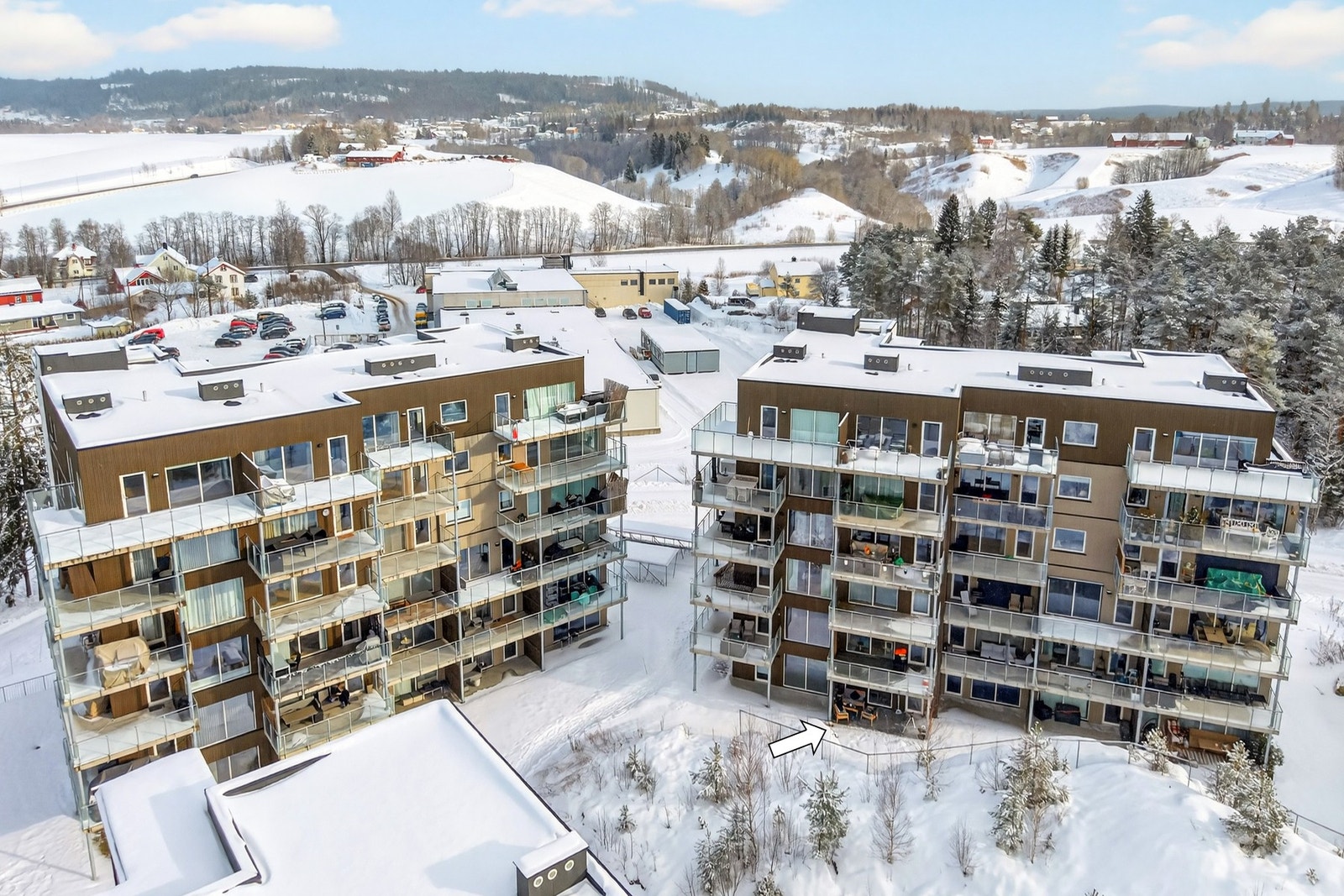 Leiligheten ligger i byggets 1. etasje og har en smart og arealeffektiv planløsning på 54 kvm BRA-i. Boligen fremstår moderne og stilren med gjennomgående gode materialvalg og fine detaljer. Galleribilde