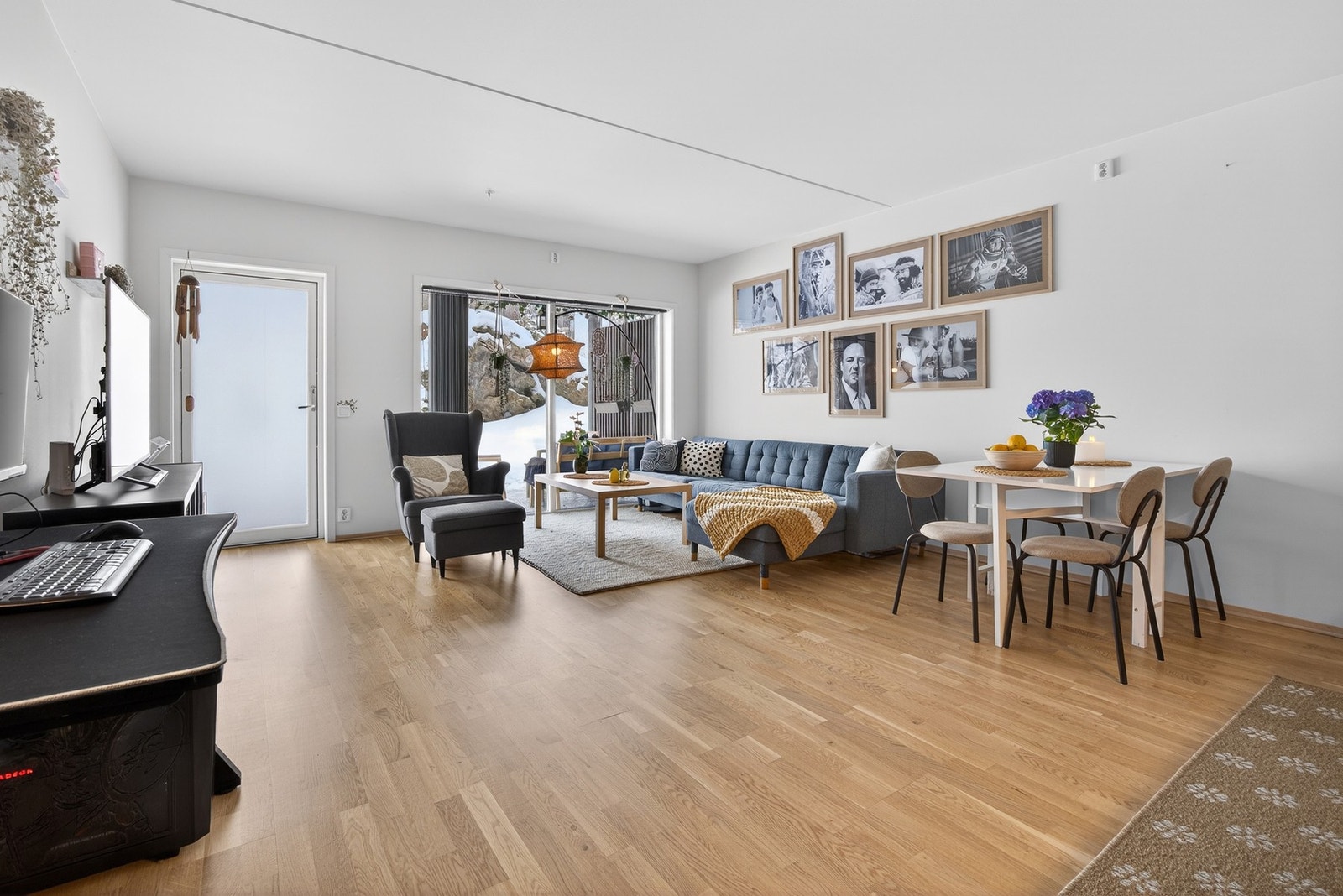 Stuen har god plass til både sofagruppe og et hyggelig spisebord. Rommet har uttak for bredbånd og kabel-TV. Galleribilde