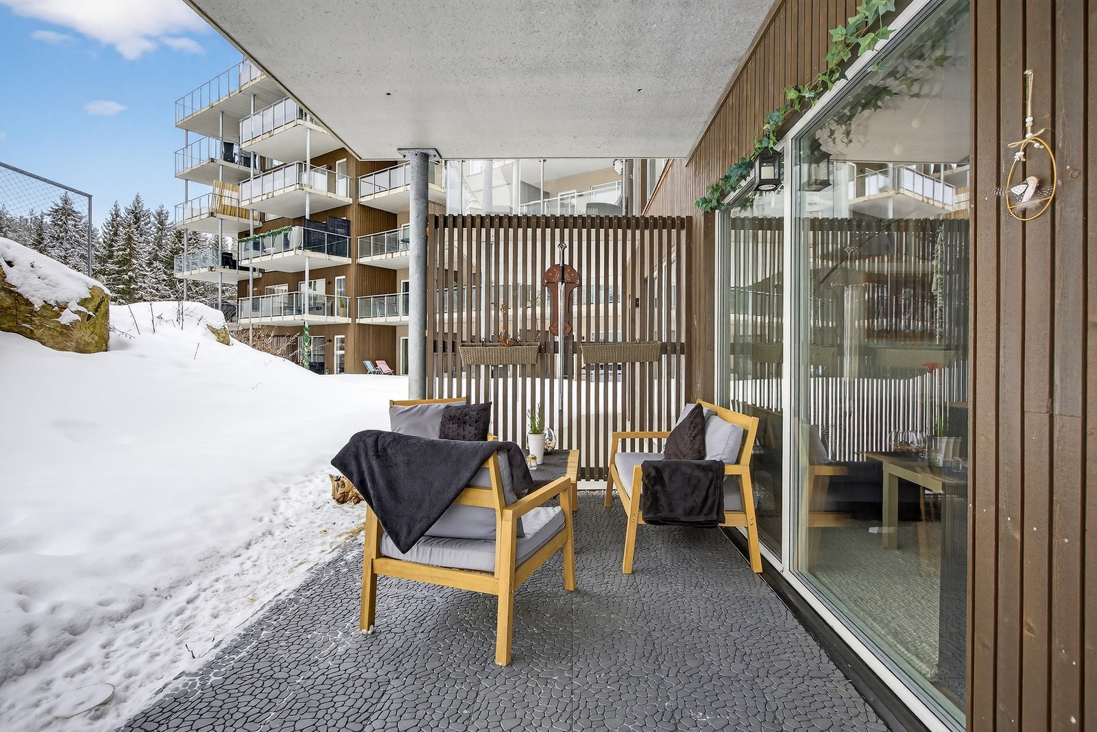 Belysning med stikkontakter på vegg. Det er direkte tilgang fra terrassen til pent opparbeidet fellesareal i sameiet. Galleribilde