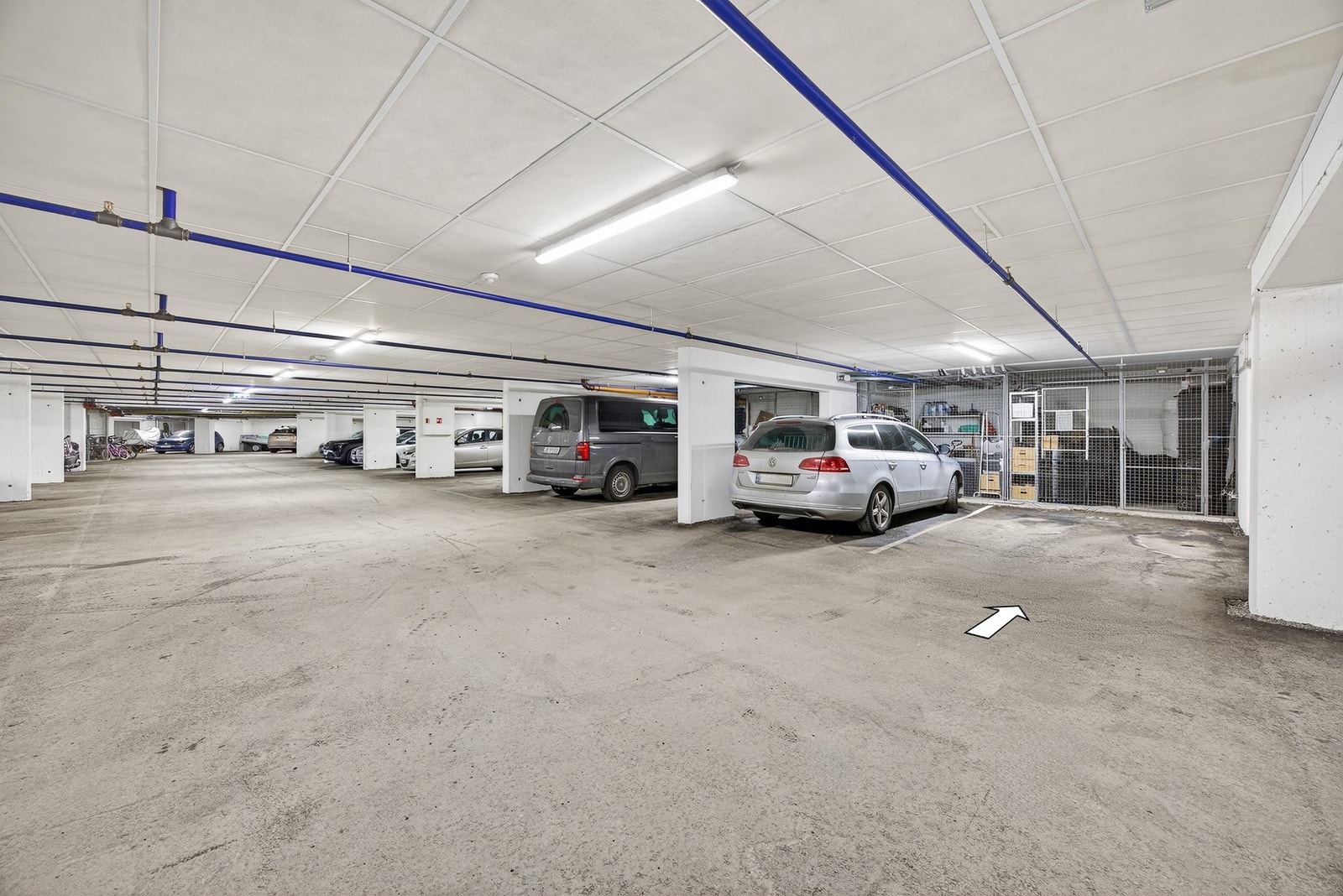 Leiligheten har 1 stk. tilhørende parkeringsplass i felles oppvarmet garasjeanlegg i kjeller. Galleribilde