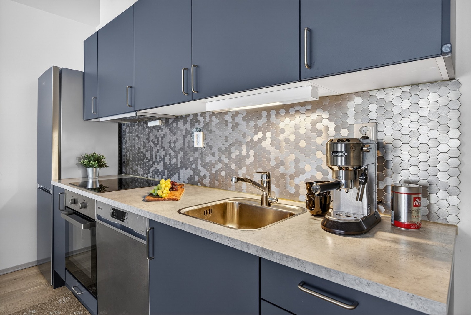 Av hvitevarer medfølger integrert stekeovn og platetopp, samt halvintegrert oppvaskmaskin. Det er avsatt plass til frittstående kjøleskap i egen nisje i vegg. Galleribilde