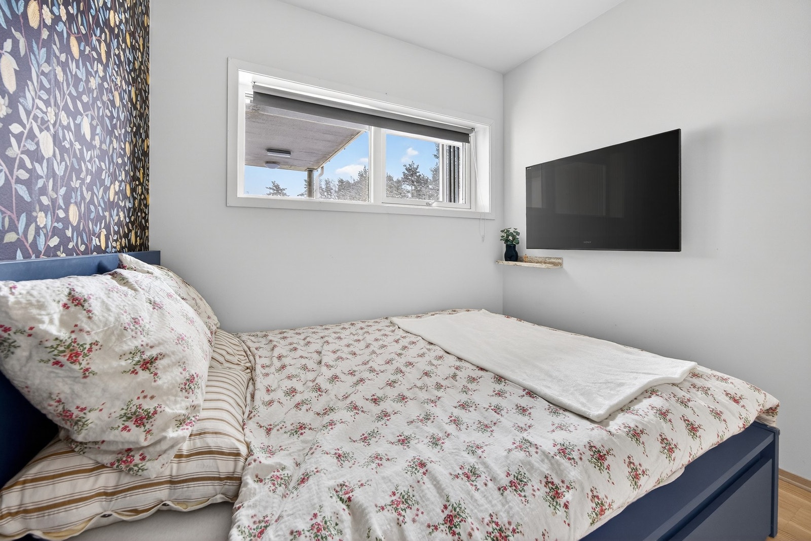 Soverommet har lysmalte veggflater, samt en kontrastvegg med tapet og trestavs parkett på gulv. Rommet har gode vindusflater. Oppvarming via vannbåren gulvvarme tilknyttet fjernvarmeanlegg. Galleribilde