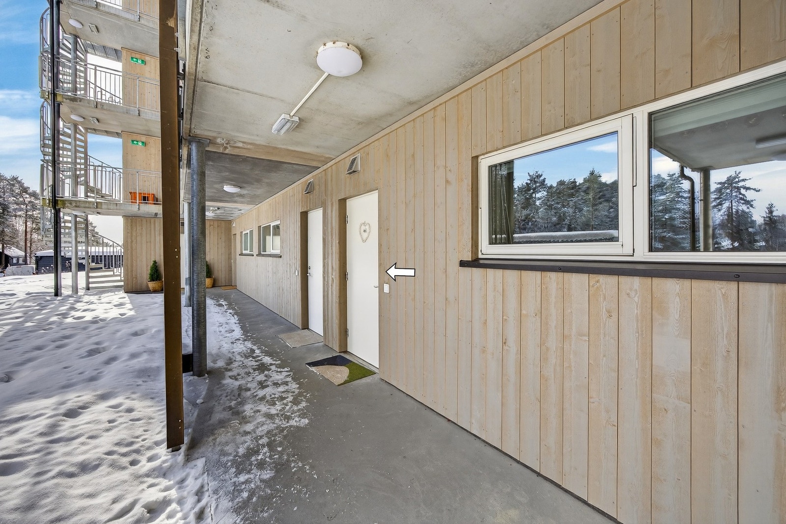 Adkomst via overbygget inngangsparti. Galleribilde