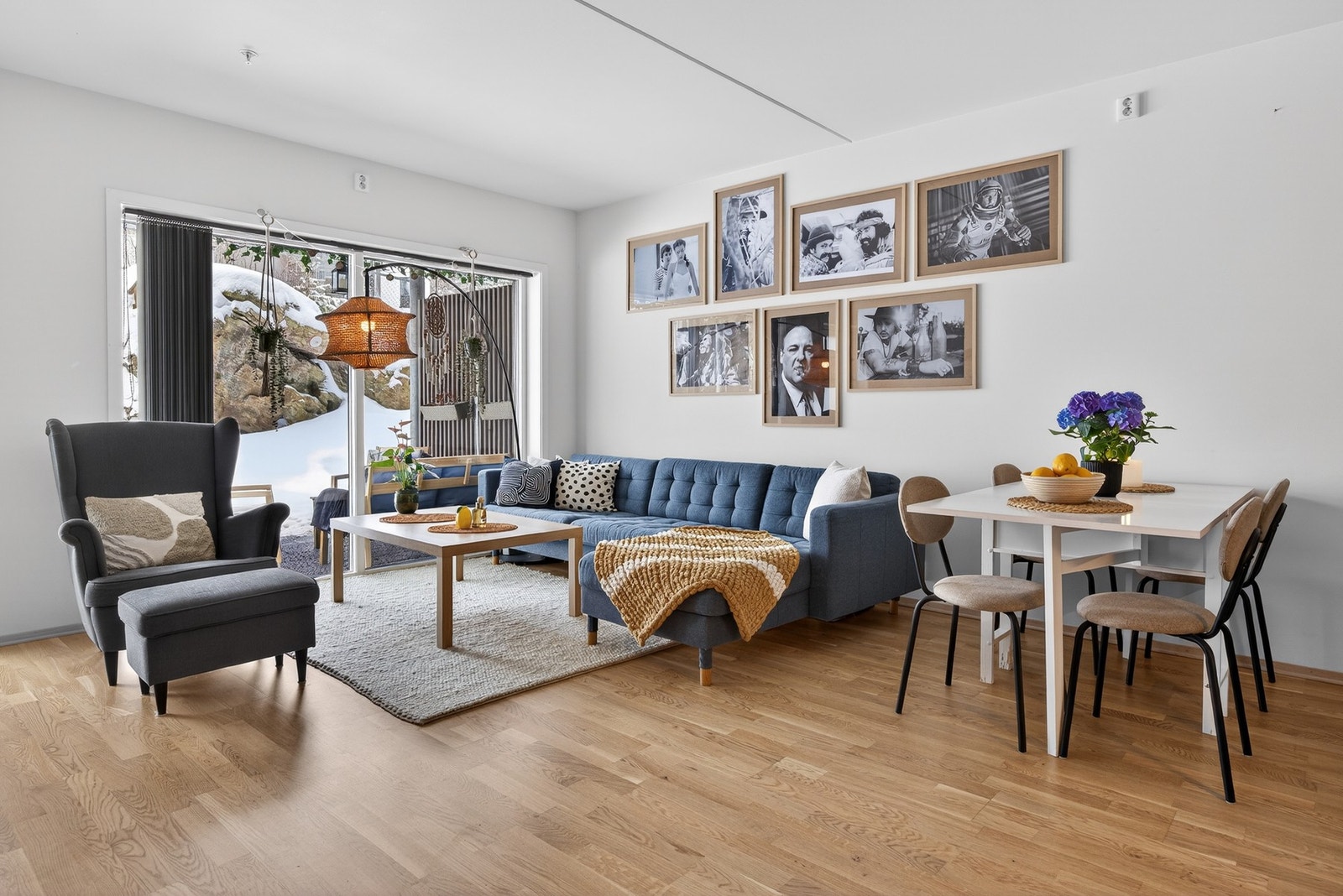 Store vindusflater slipper inn rikelig med naturlig lys, og den gode takhøyden gir en luftig romfølelse. Foran vinduene er det montert lamellgardiner som skjermer godt for solen på varme dager. Galleribilde