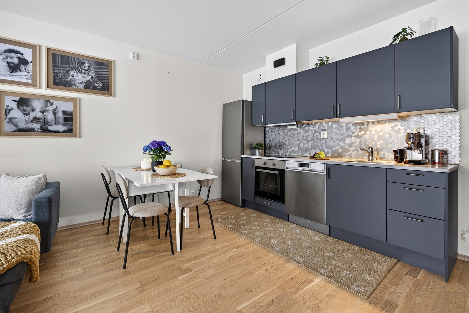 Innredningen har slette fronter, laminert benkeplate og nedfelt vaskekum. Over benkeplaten er det moderne flisimiterte plater, samt belysning under overskapene. Galleribilde