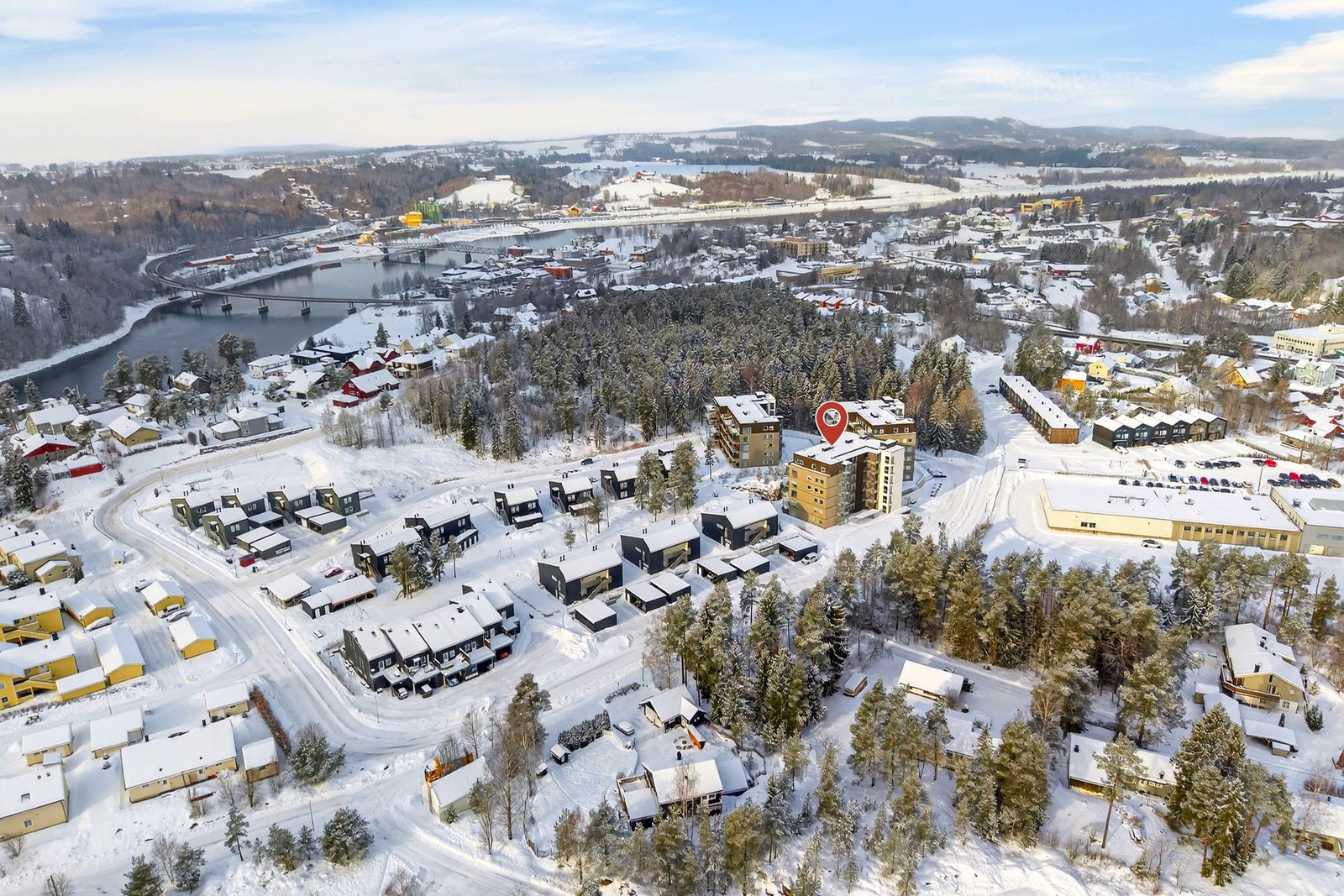 Området byr på nærhet til skoler, barnehager, hyggelige caféer, flotte tur- og rekreasjonsområder, samt et godt utvalg av servicetilbud. Galleribilde