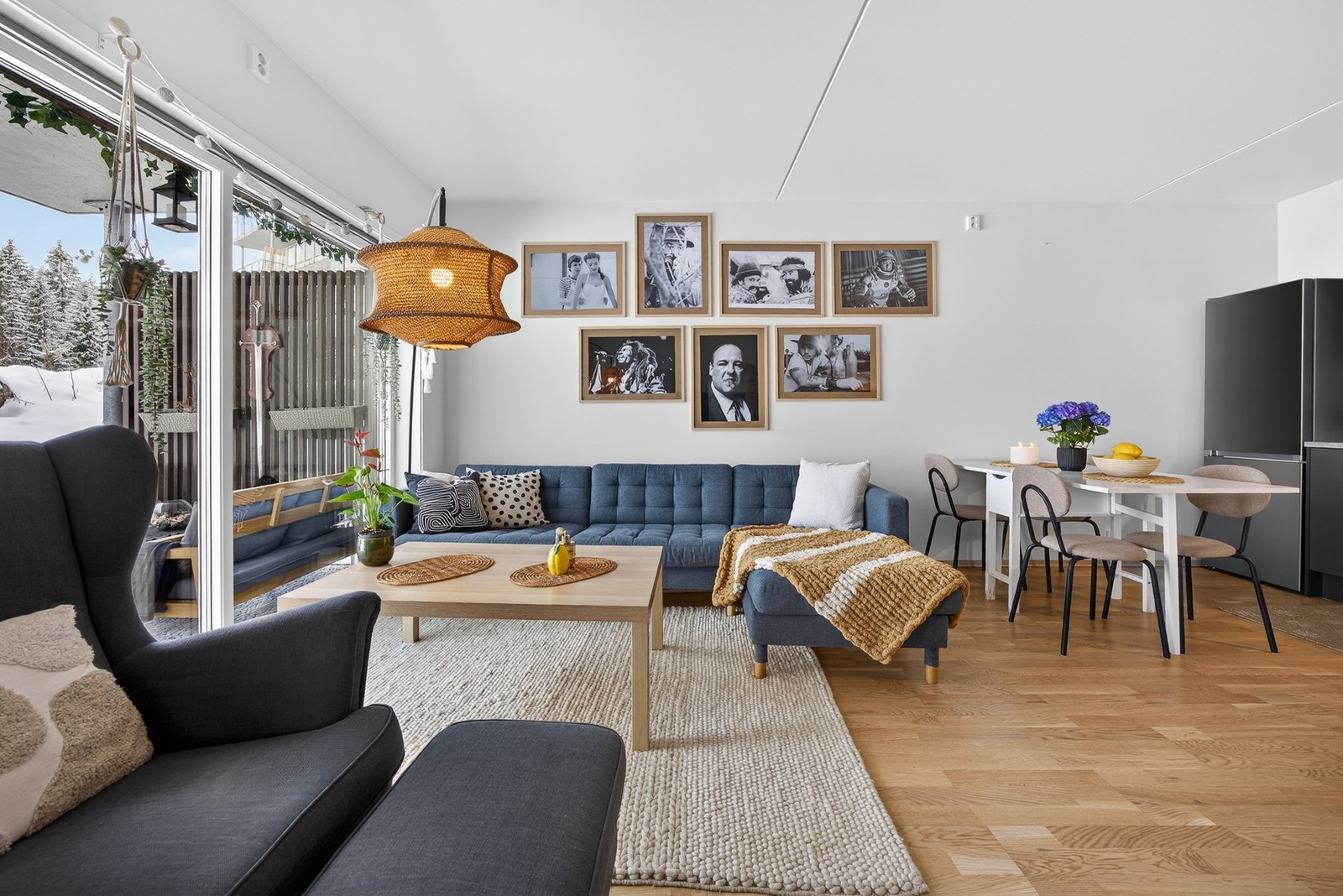 Velkommen til en lys og delikat 2-roms selveierleilighet fra 2023, beliggende i et attraktivt og nyetablert boligområde på Vilbergskogen - like ovenfor Sundet i Eidsvoll. Galleribilde