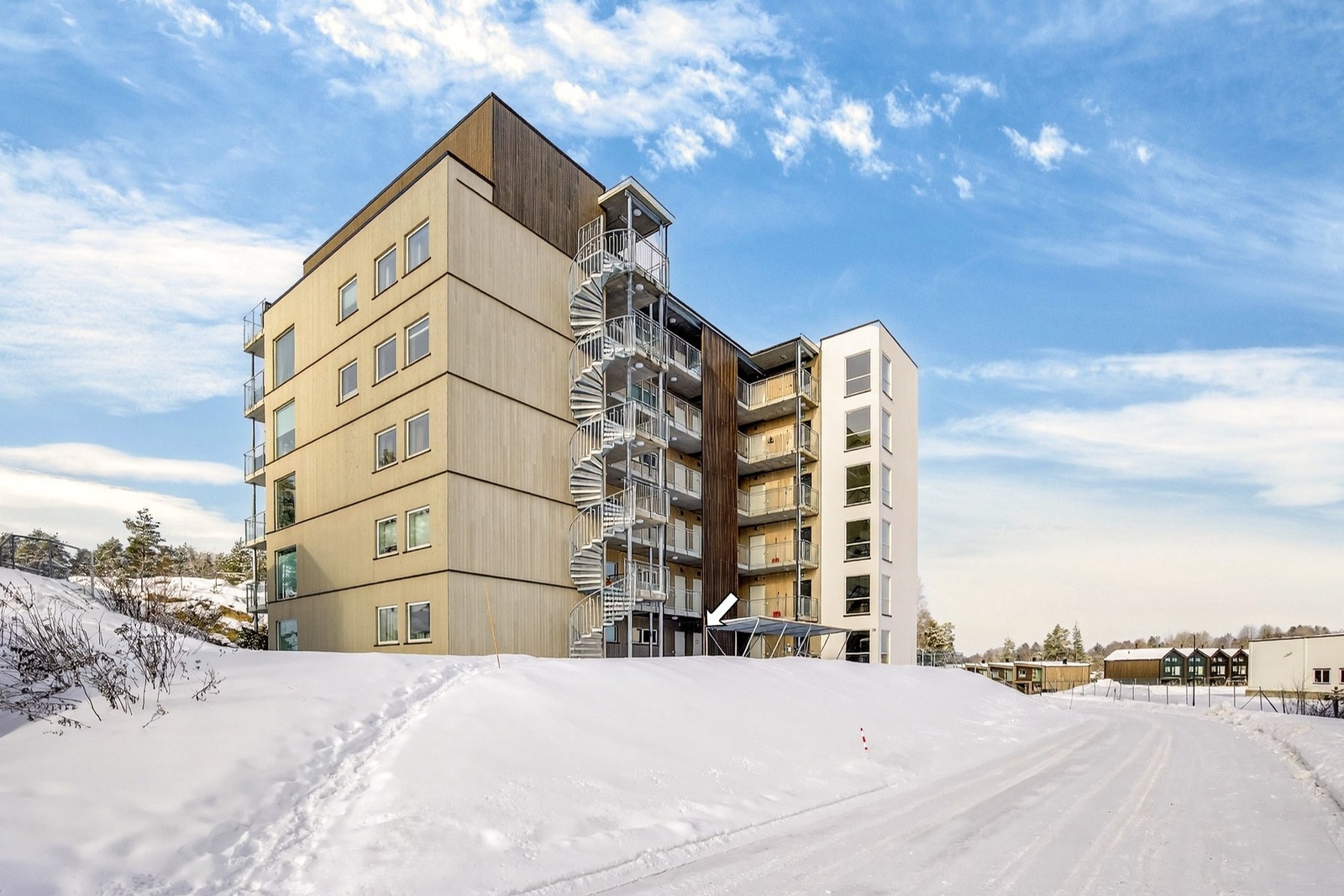 Felles eiet tomt i sameiet på 2.943 kvm. Tomten er pent opparbeidet med felles grøntareal, samt asfalterte internveier og parkeringsarealer. Galleribilde