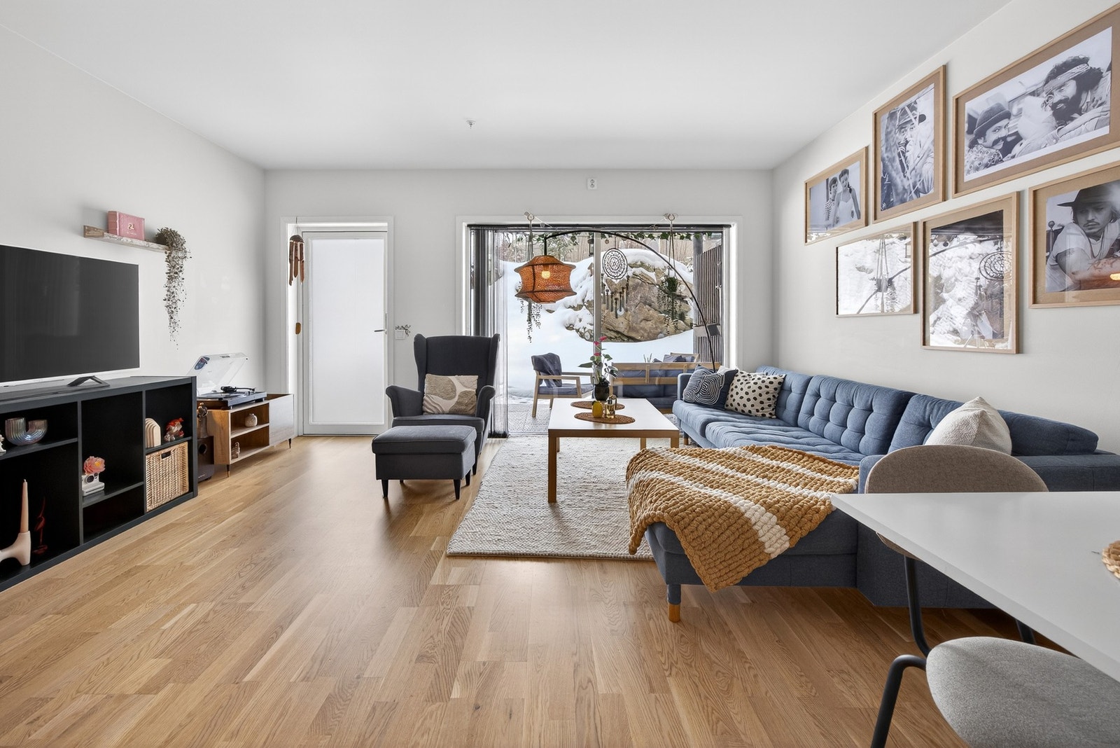 På gulvet er det lagt trestavs parkett som strekker seg sømløst inn i kjøkken, gang og soverom. Oppvarming skjer via vannbåren gulvvarme tilknyttet fjernvarmeanlegg. Galleribilde