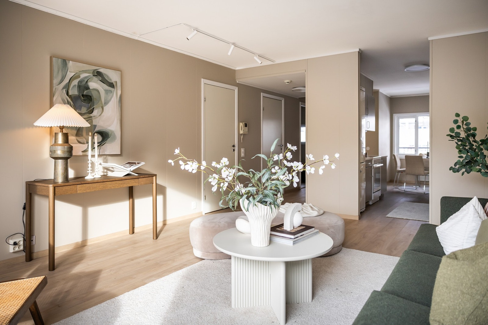 Vegger og tak er nymalt i moderne farger. Galleribilde