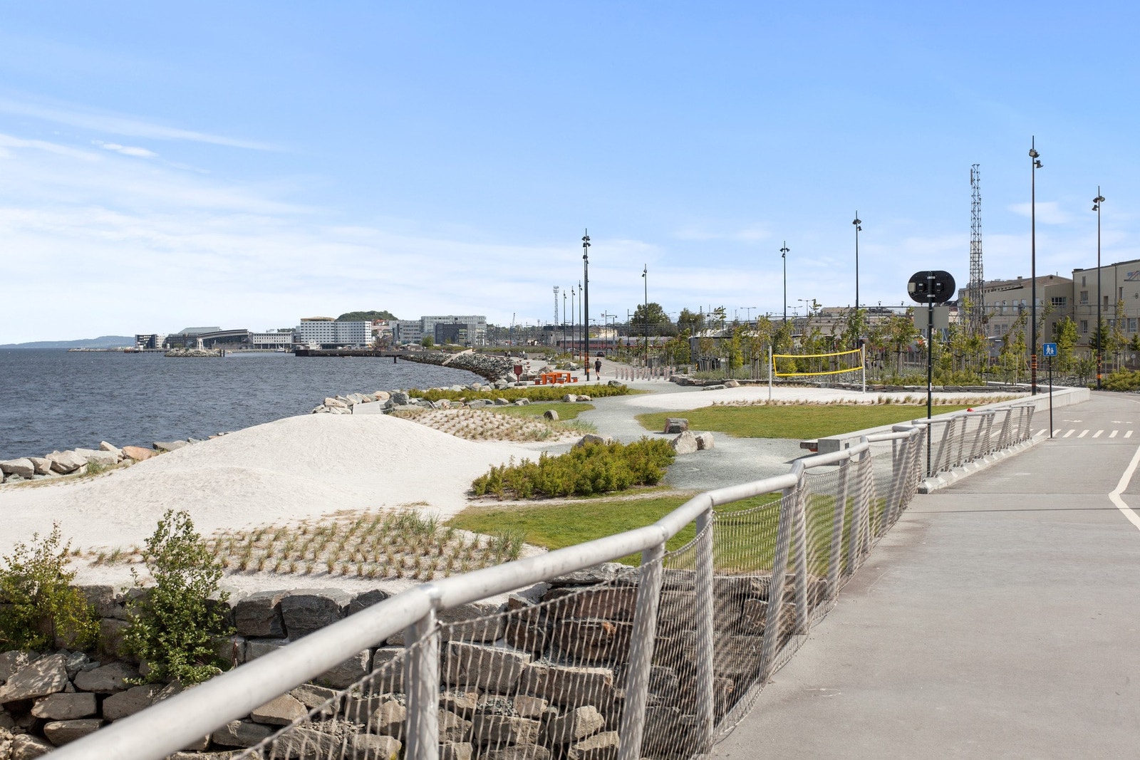 Flotte turområder langs sjøen i retning av Piren. Kort gangavstand til Midtbyen. Galleribilde