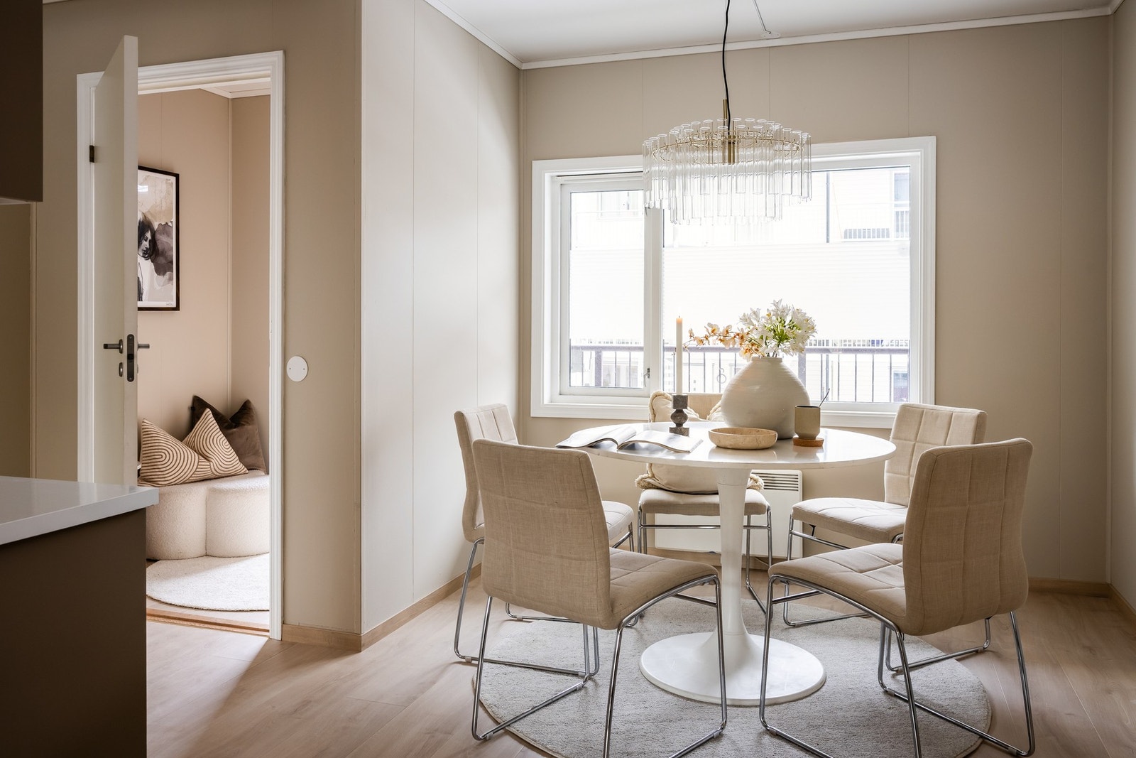 Store vinduer gir mye naturlig lys. Galleribilde