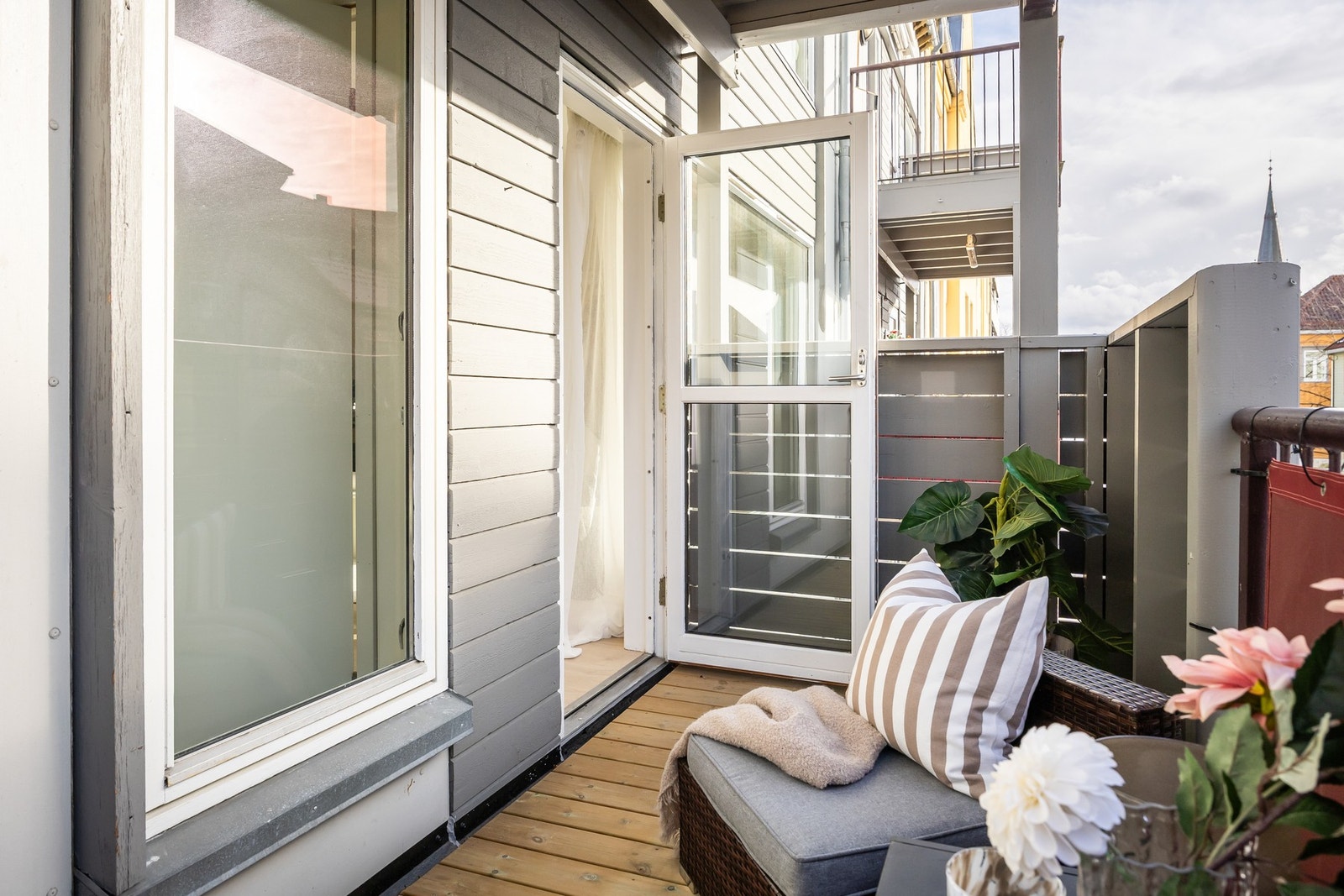 Solrik veranda som vender mot sør/sør-vest. Galleribilde