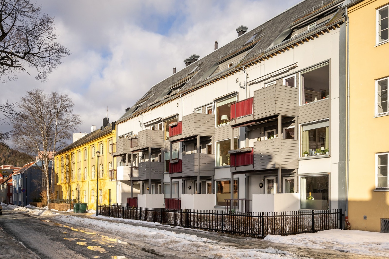 Leiligheten ligger fint til i 2. etasje. Sentralt i byen og i en enveiskjørt gate med relativt lite trafikk. Galleribilde