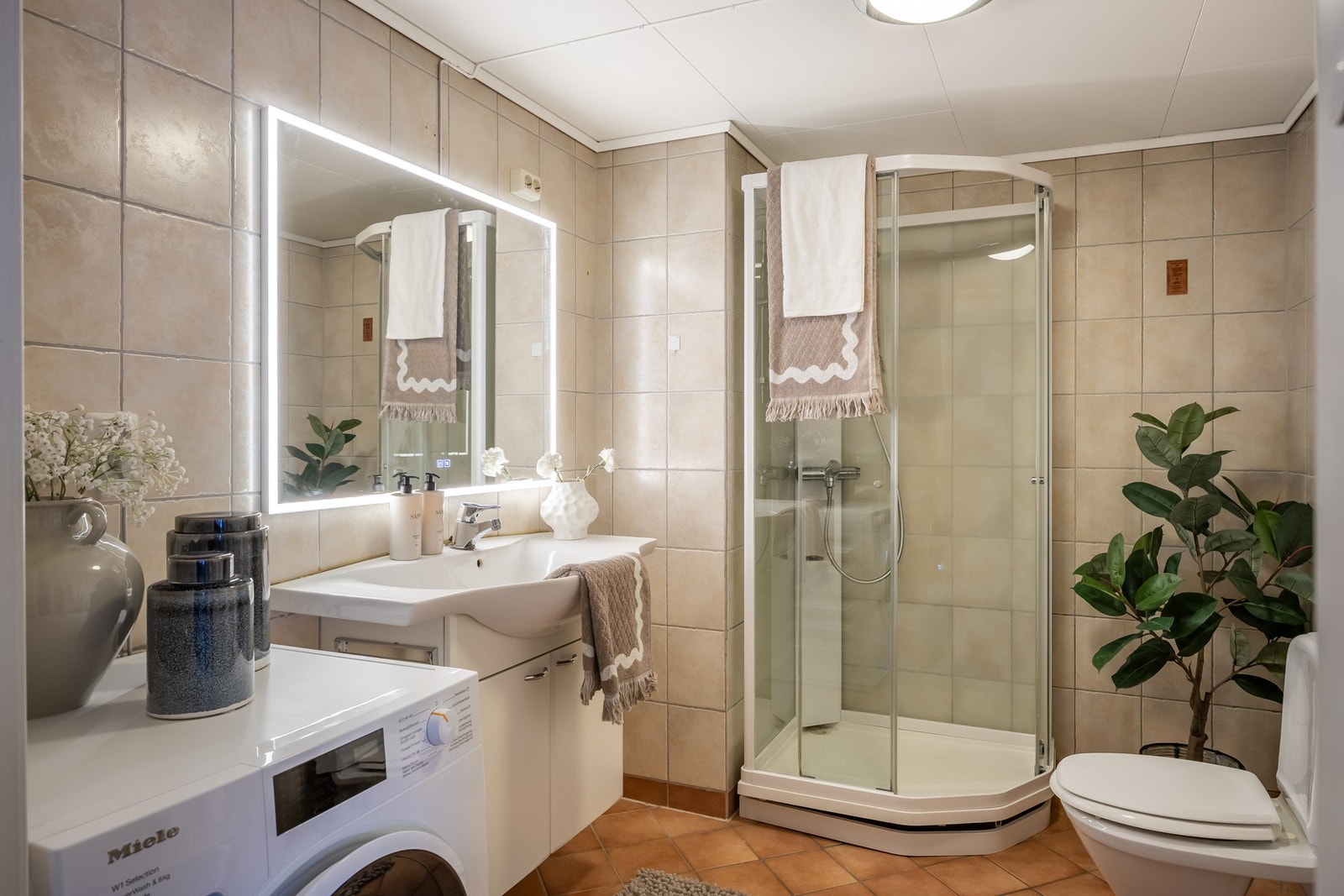 Flislagt bad med varme i gulv. Nytt speil med fin belysning satt inn i 2026. Galleribilde