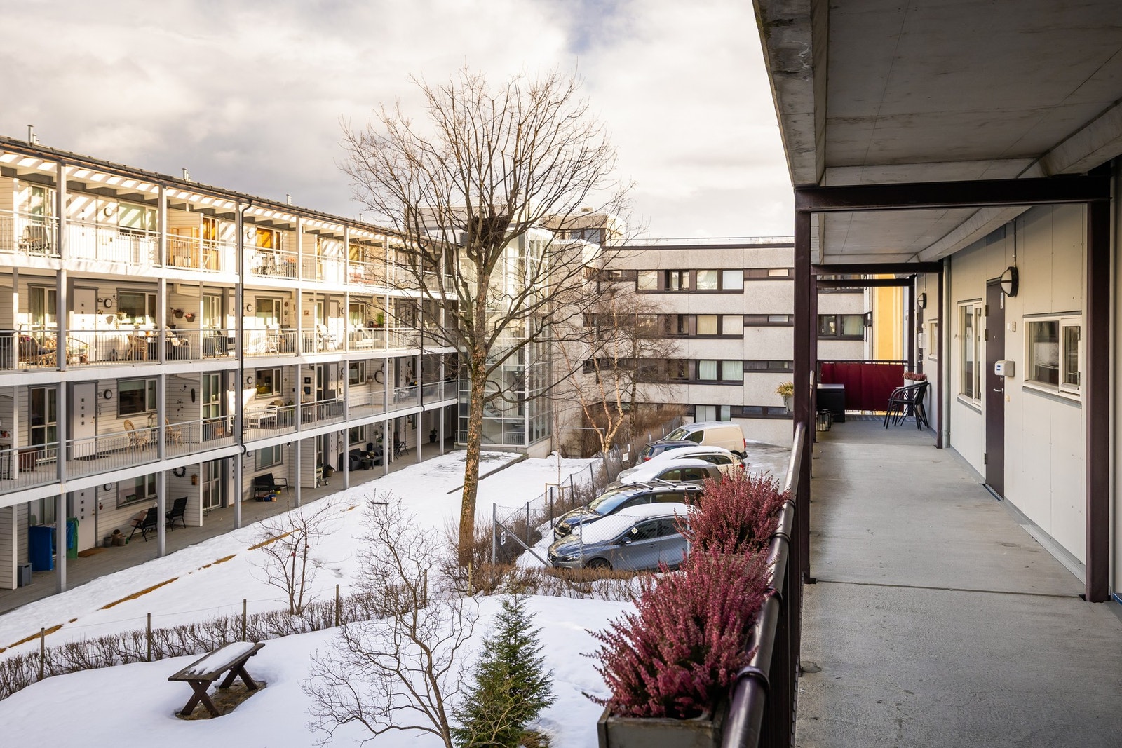 Adkomst er via overbygd svalgang, og trapperom med heis. Galleribilde