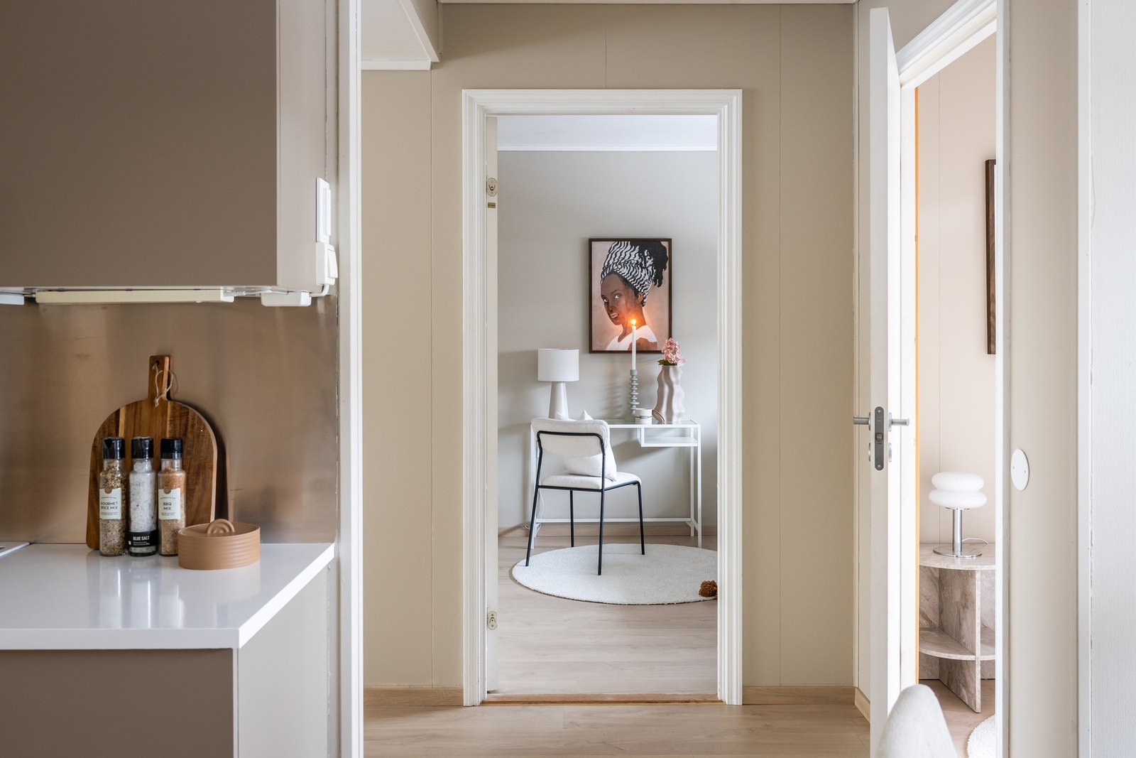 Det er montert nye dørhåndtak på innerdører. Galleribilde