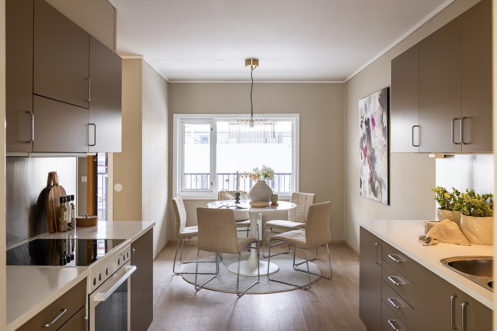 Leiligheten har ny belysning i flere rom. Galleribilde