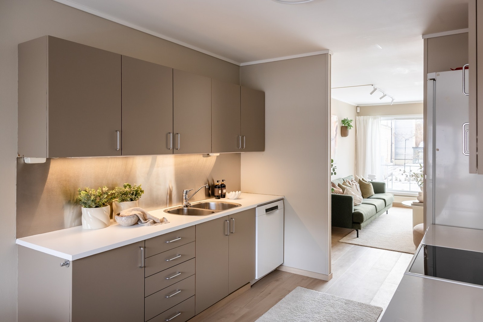 Hvitevarer medfølger i handelen. Galleribilde