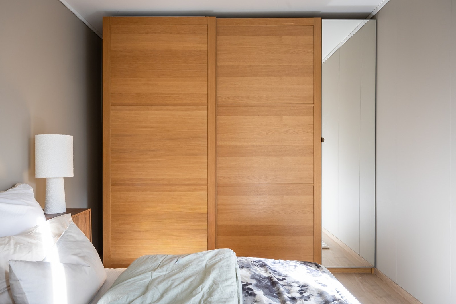 Garderobeskap medfølger i handelen. Galleribilde