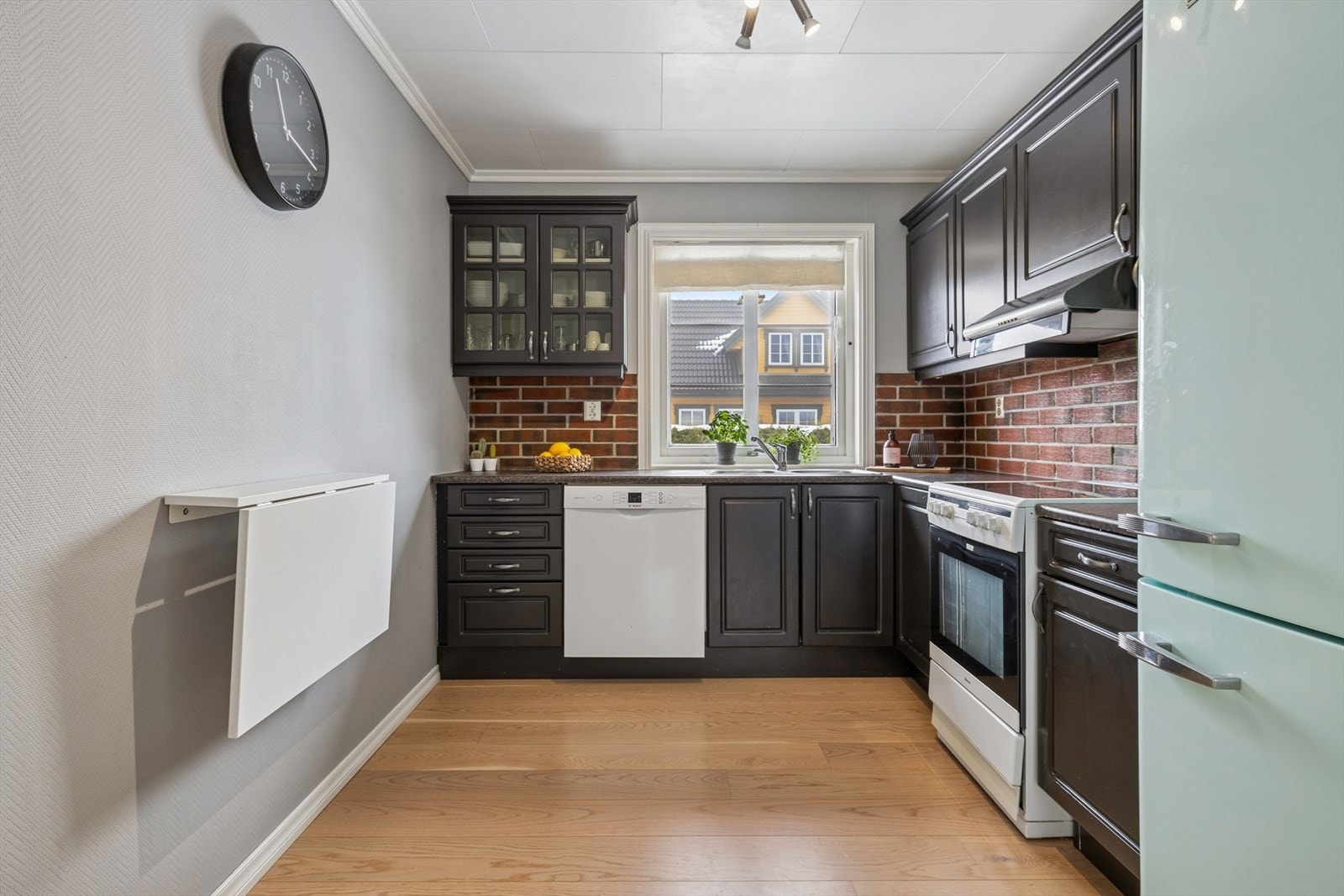 Godt kjøkken med mye benke- og skapplass Galleribilde