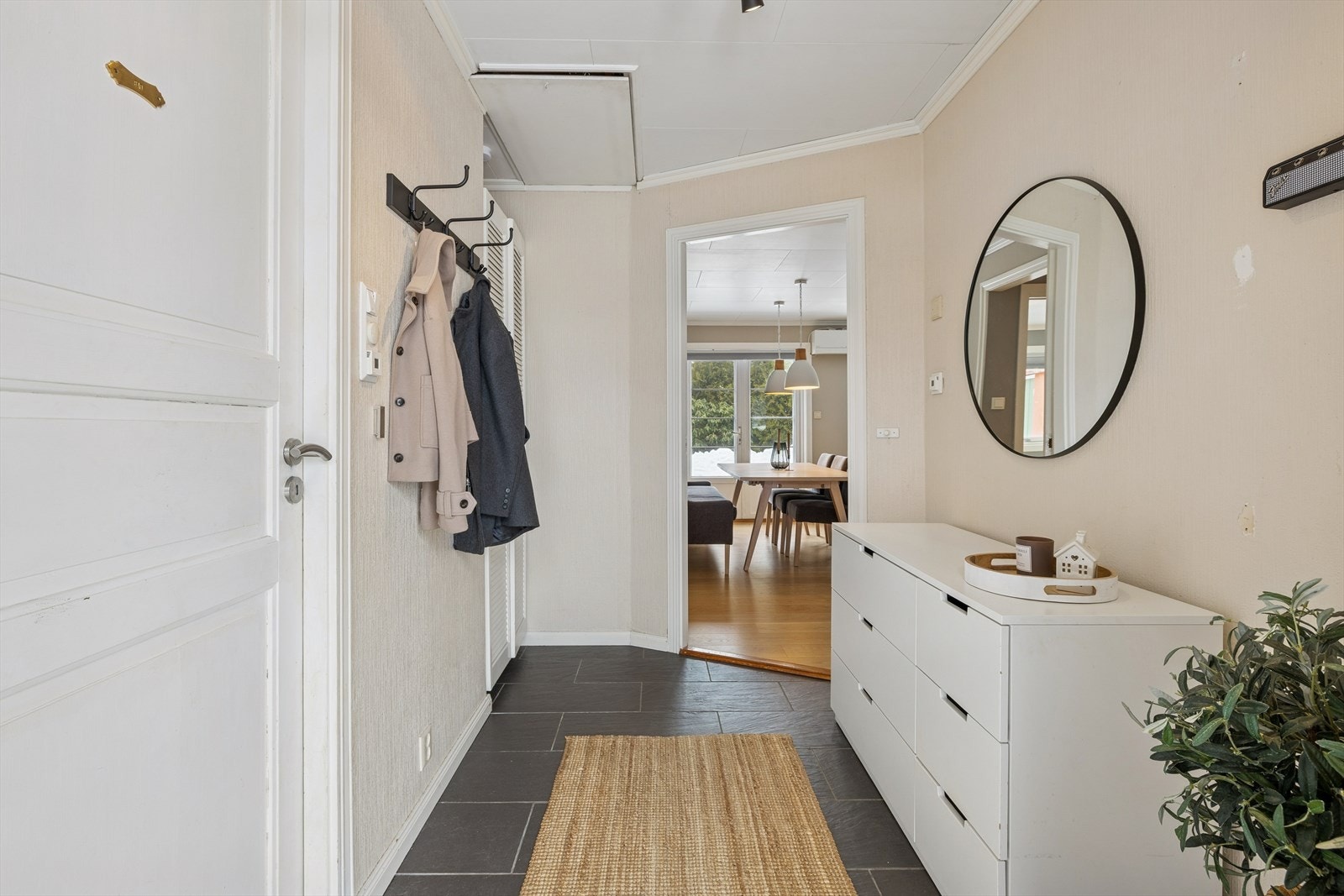 Entré med plass til komode og oppheng til jakker Galleribilde