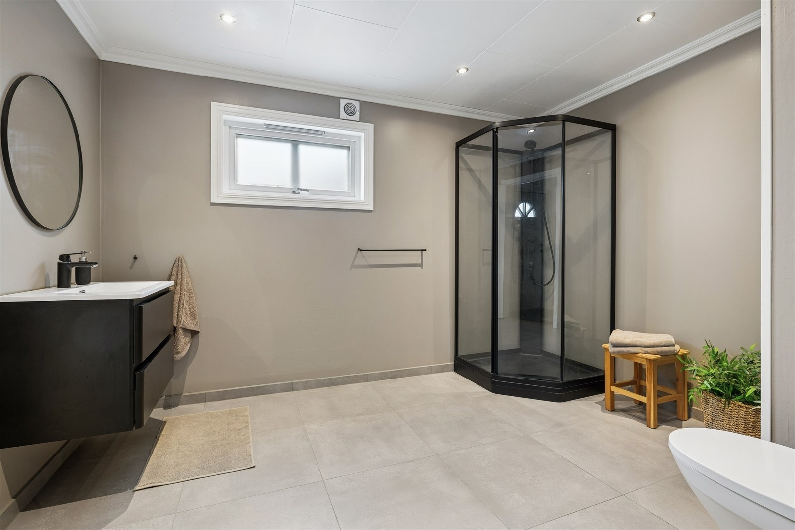 Stort nytt og moderne bad som fremstår pent og av god kvalitet Galleribilde