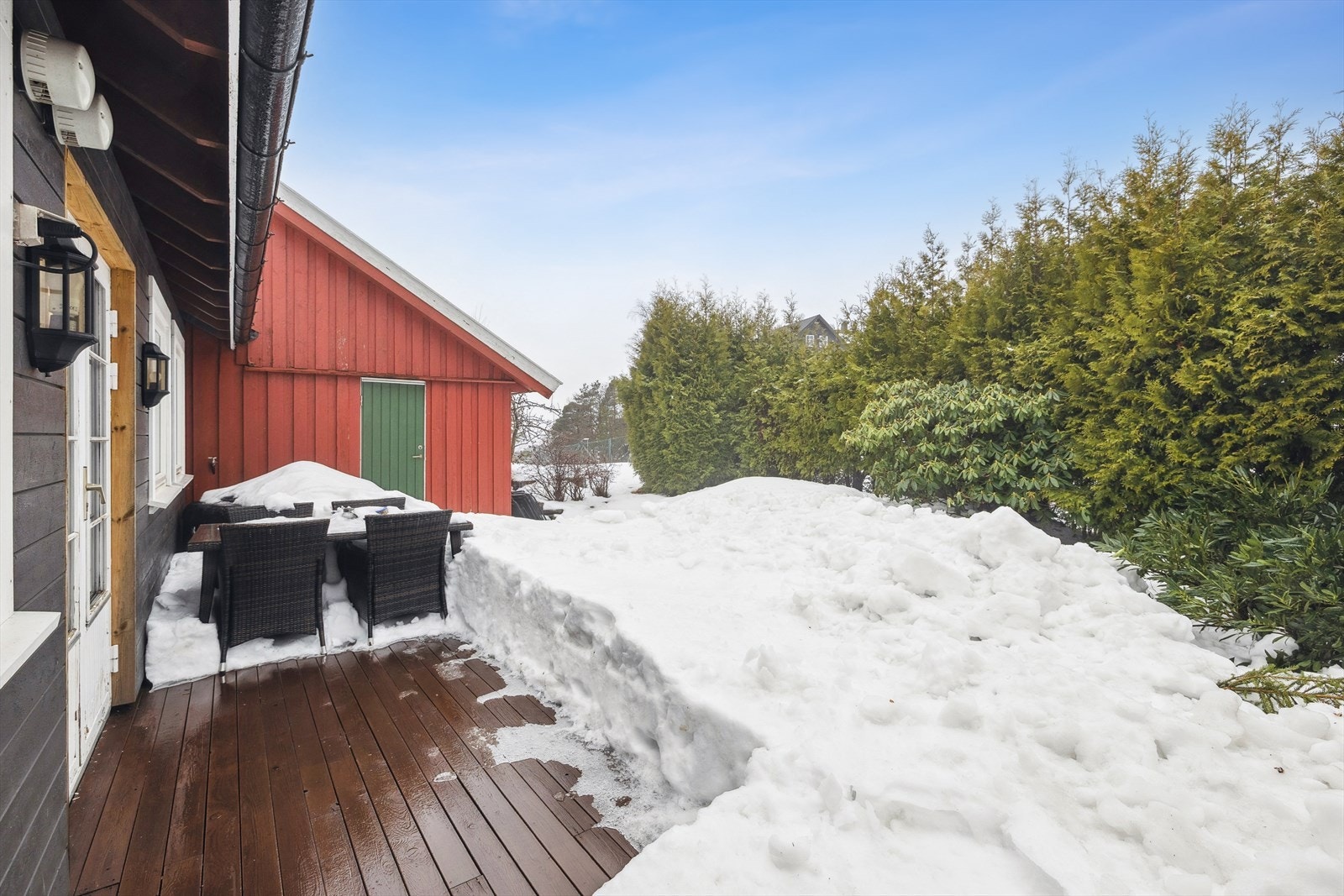Uteområde med terrasse og hage Galleribilde
