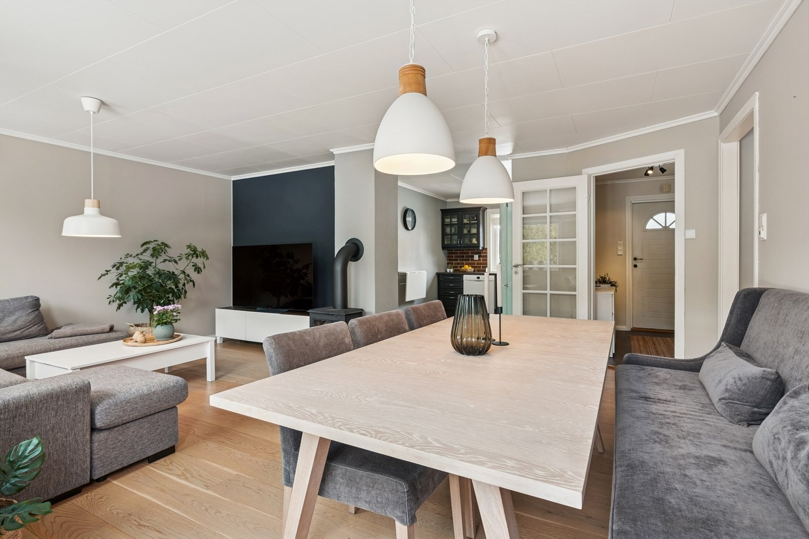 Stuen er pen og har god plass til både sittegruppe og spisebord Galleribilde