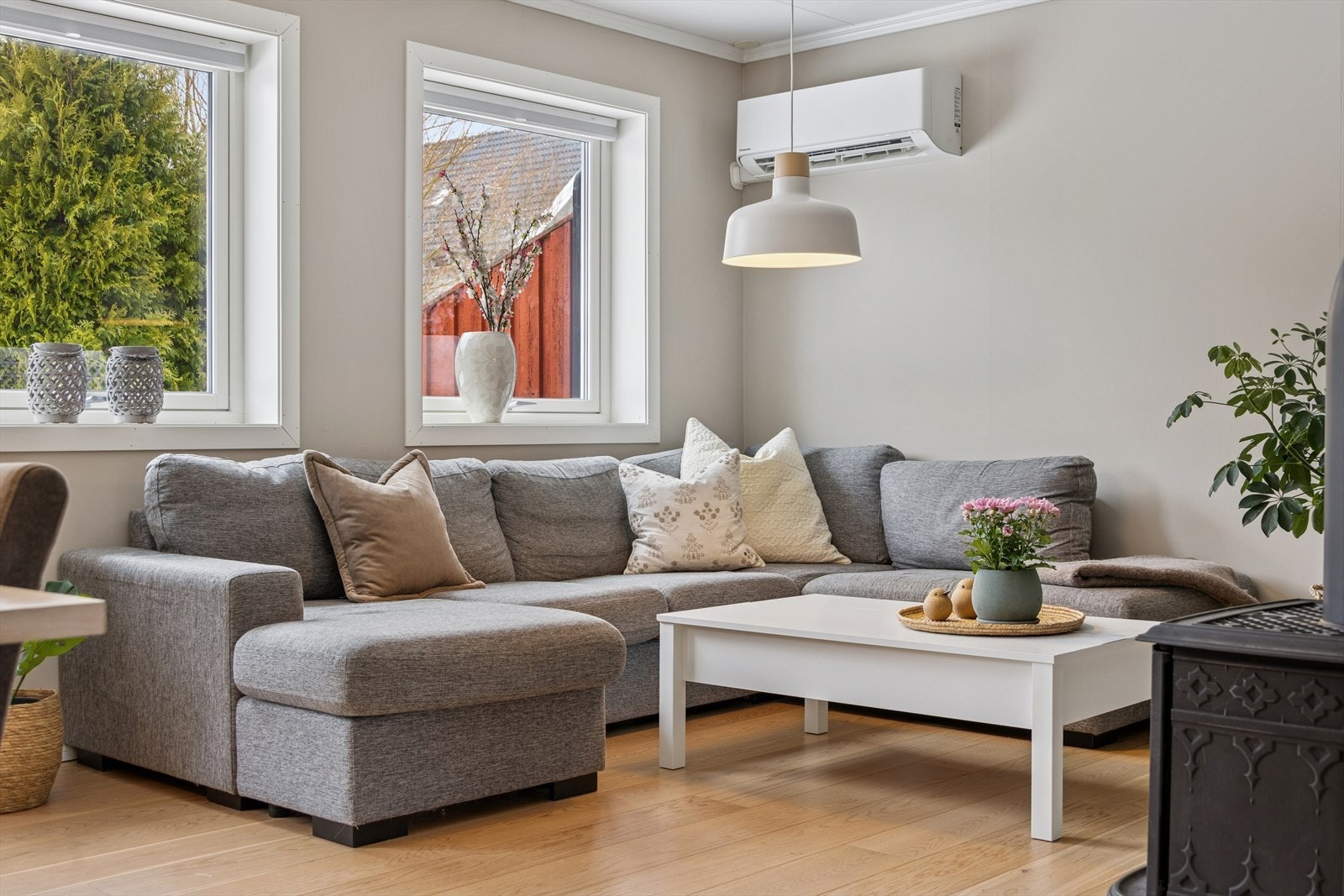 Ny varmepumpe gir god varme. Det er også peisovn for god varme Galleribilde