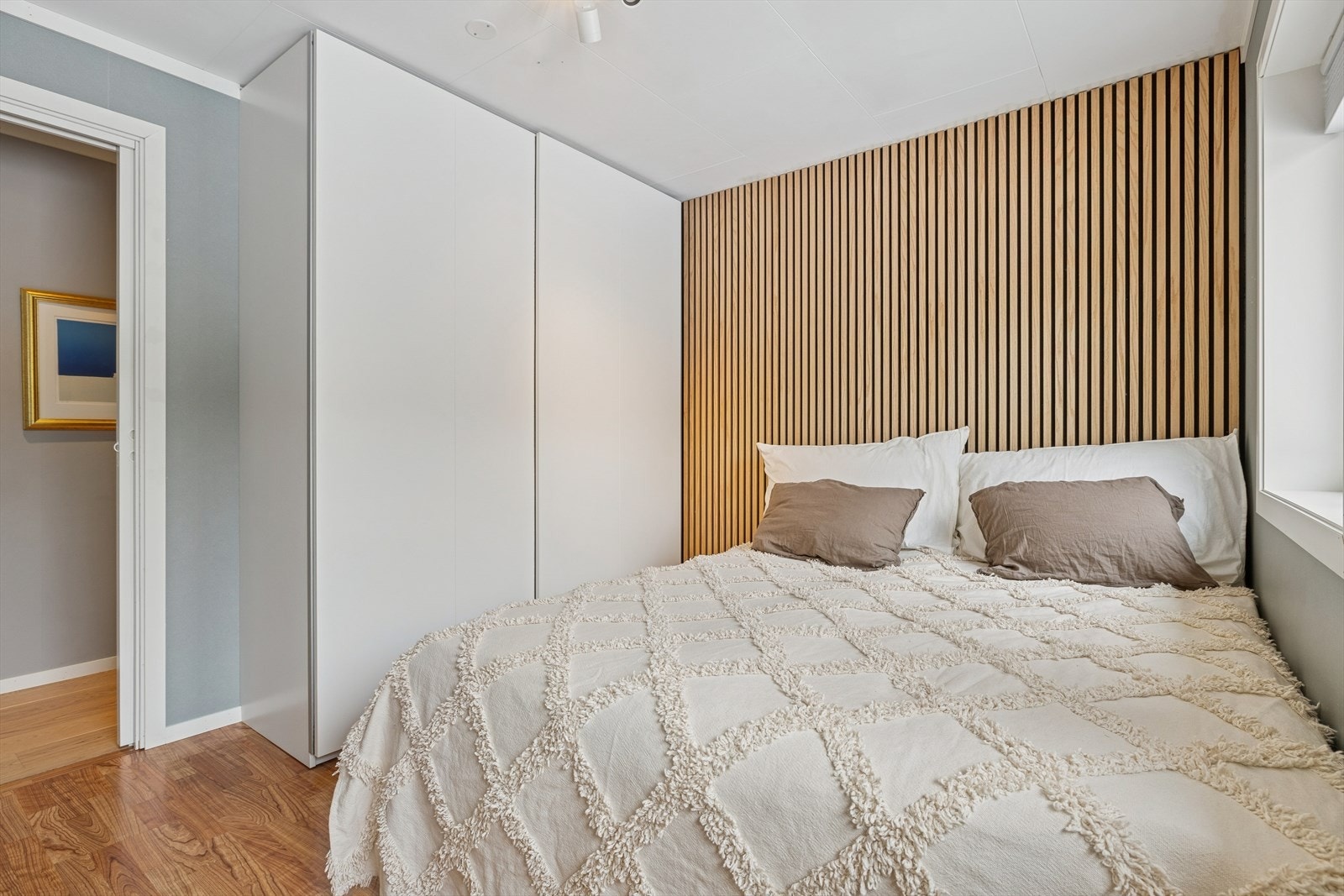 Hovedsoverom med god plass til garderobe og stor seng Galleribilde