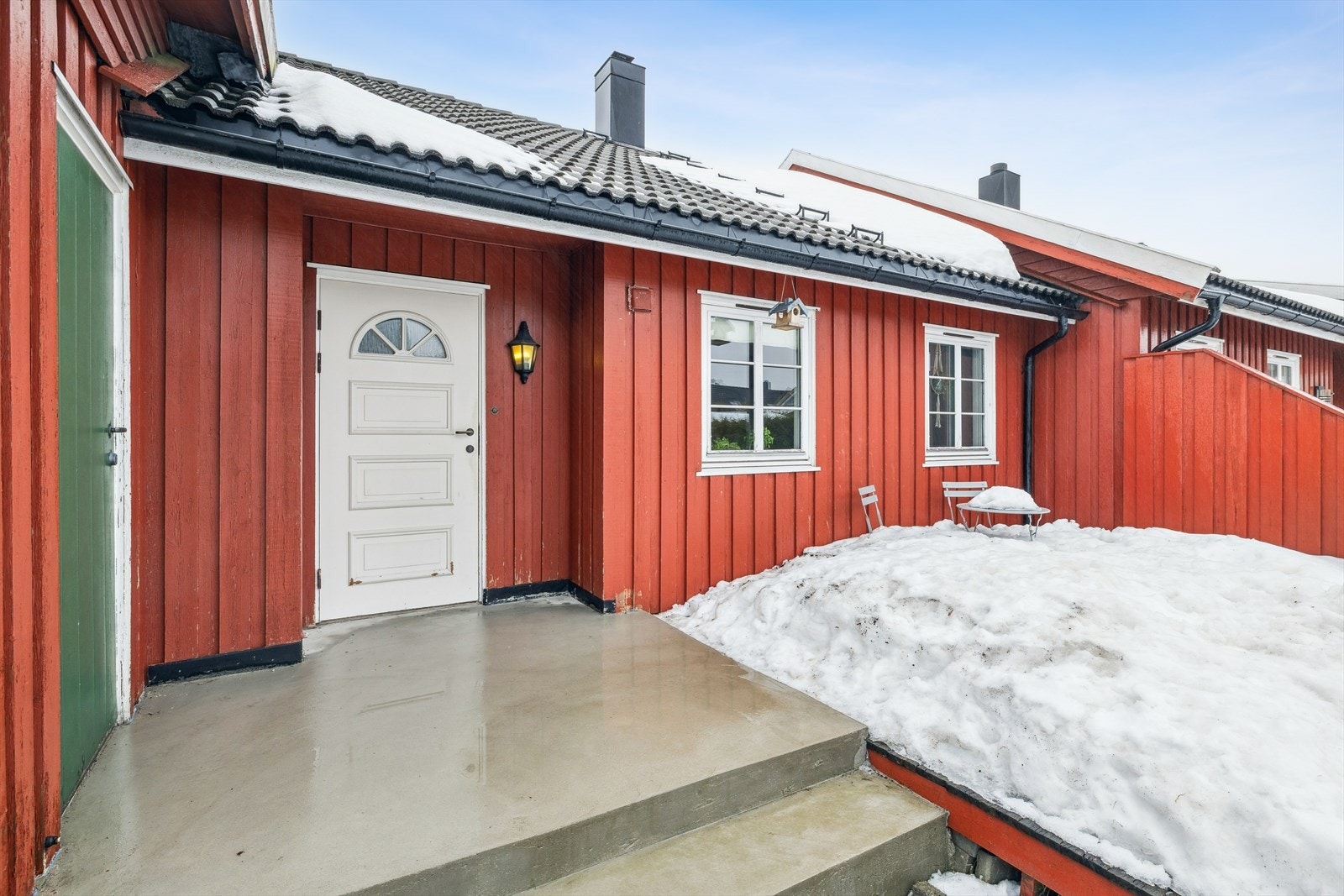 Ute - Inngangsparti - Det er fine uteområder rundt huset Galleribilde