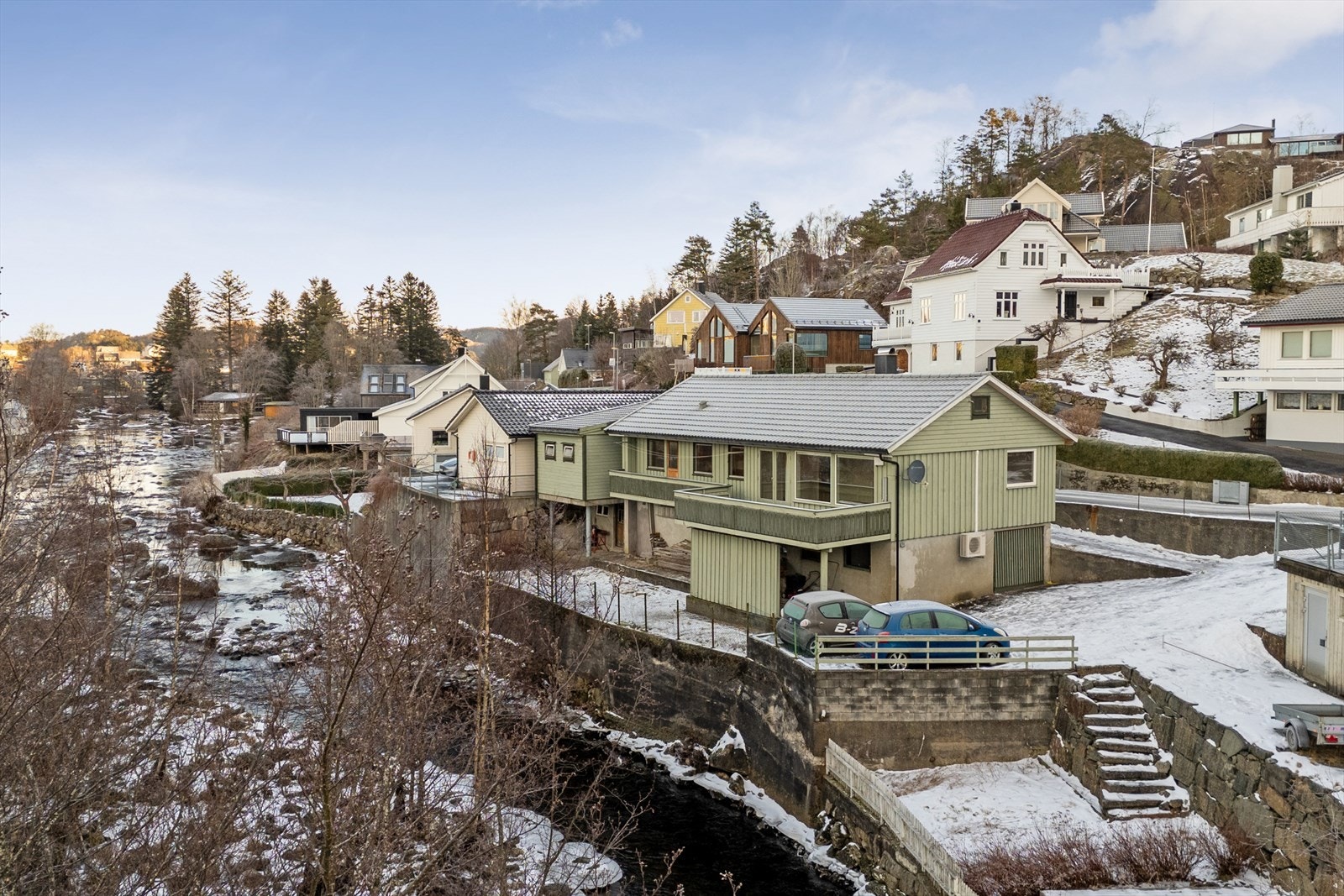 Sentrumsnær enebolig som grenser til Lundeelven Galleribilde