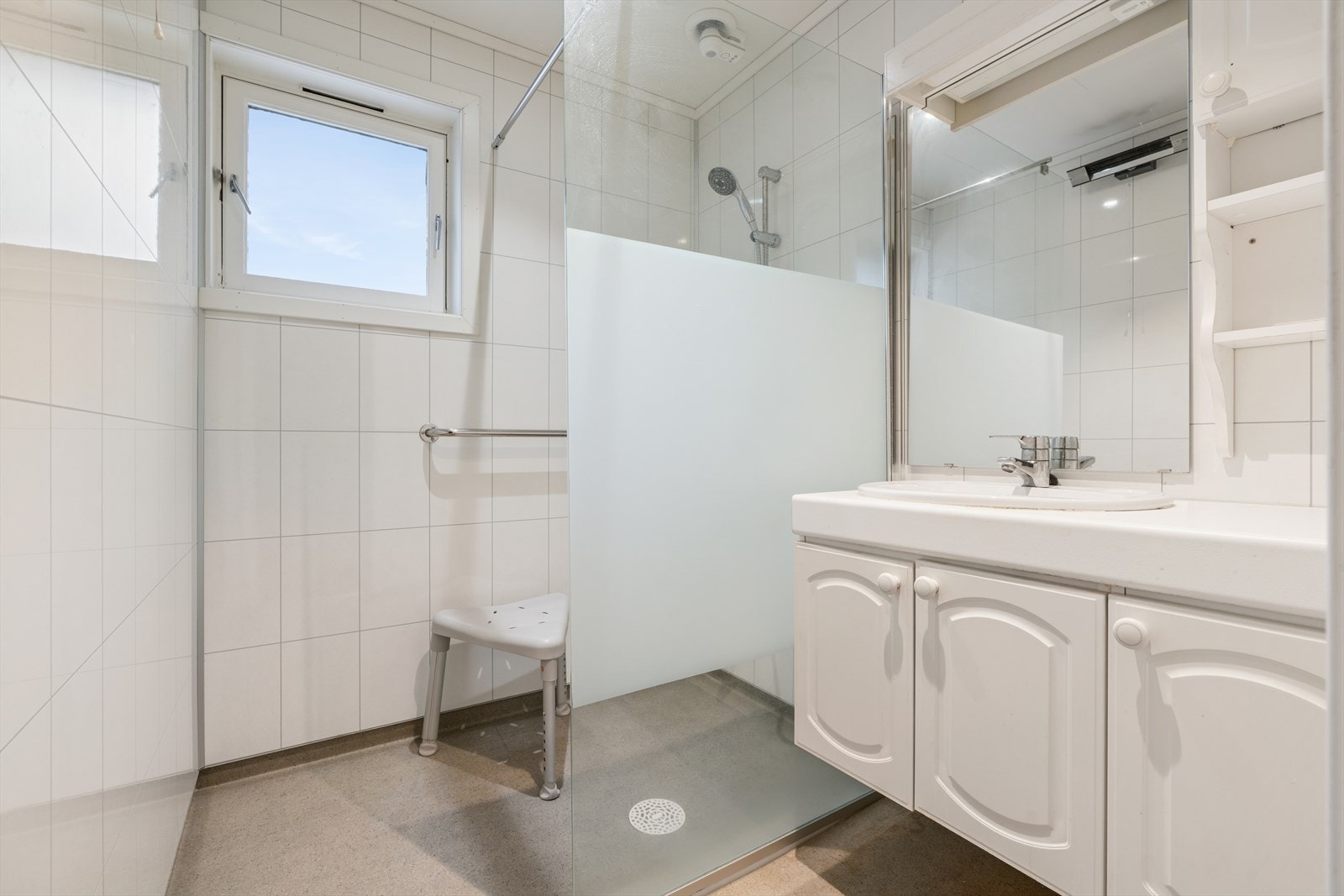 Baderom pusset opp i 2018.
På belegggulvet på badet er det oppstått varme-/brennmerker under en badematte. Årsaken er at en badematte har ligget fast over tid og hindret varme i å slippe ut, slik at det oppstod misfarging Galleribilde