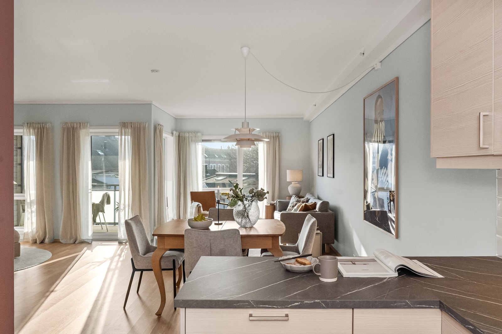 Kjøkkenet ligger i åpen tilknytning til spiseplassen og har en praktisk utforming som gir god flyt i hverdagen. Galleribilde