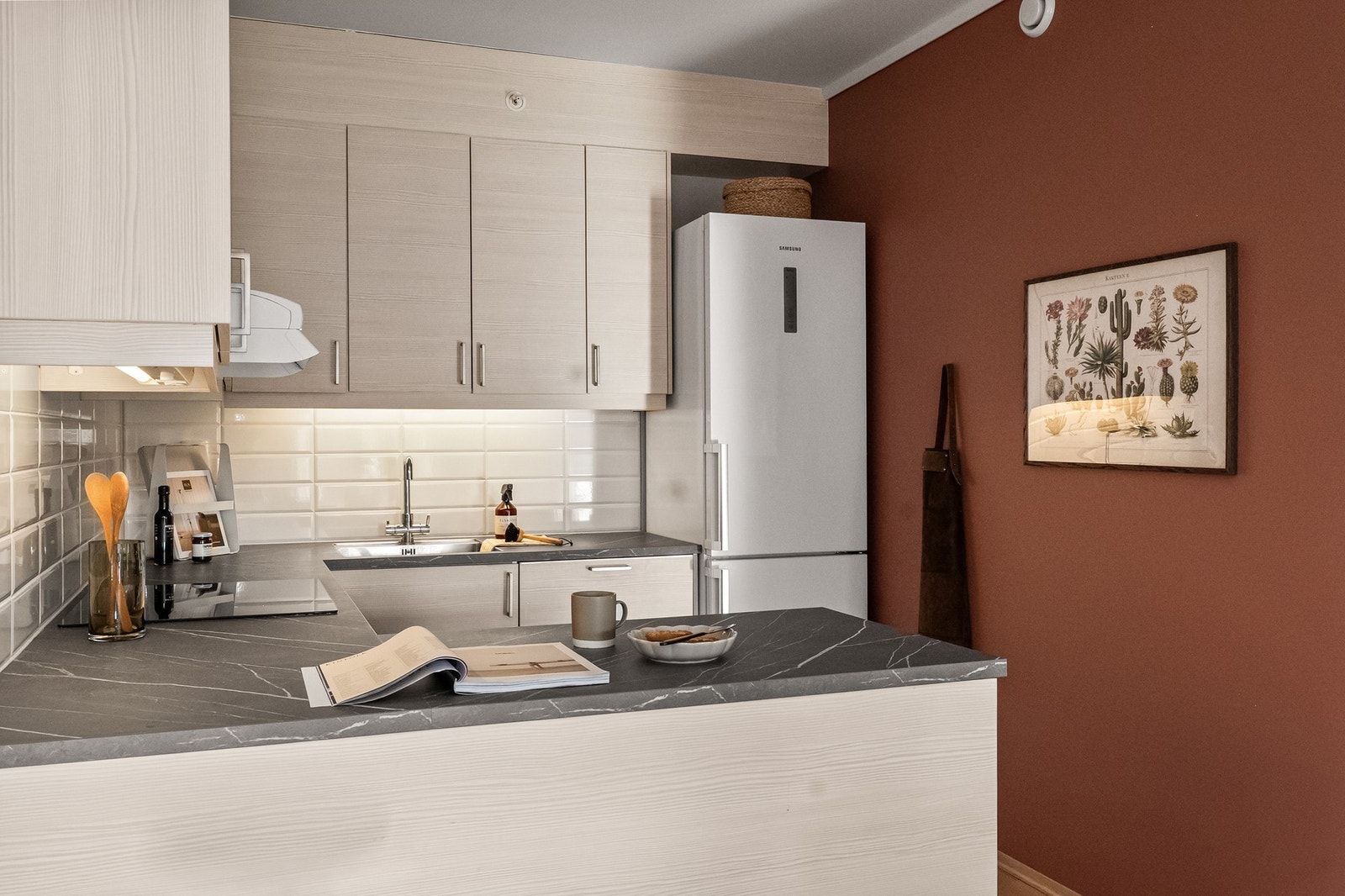 Hvitevarene på kjøkkenet medfølger, inkludert frittstående kjøleskap. Galleribilde