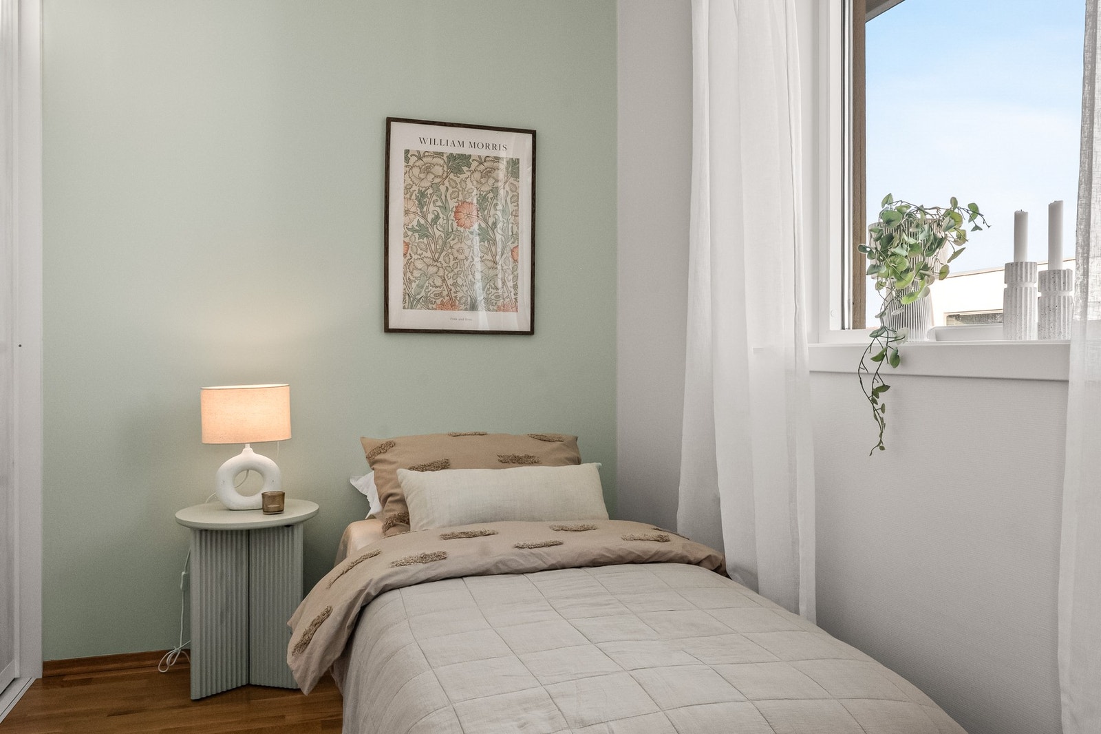 Begge rommene har gode møbleringsmuligheter og passer godt som hovedsoverom, barnerom, gjesterom eller hjemmekontor - alt etter behov. Galleribilde