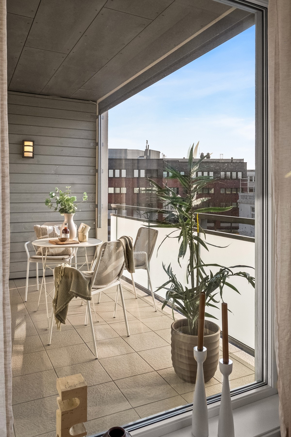 Som endeleilighet nyter boligen godt av fine lysforhold og en luftig romfølelse. Galleribilde