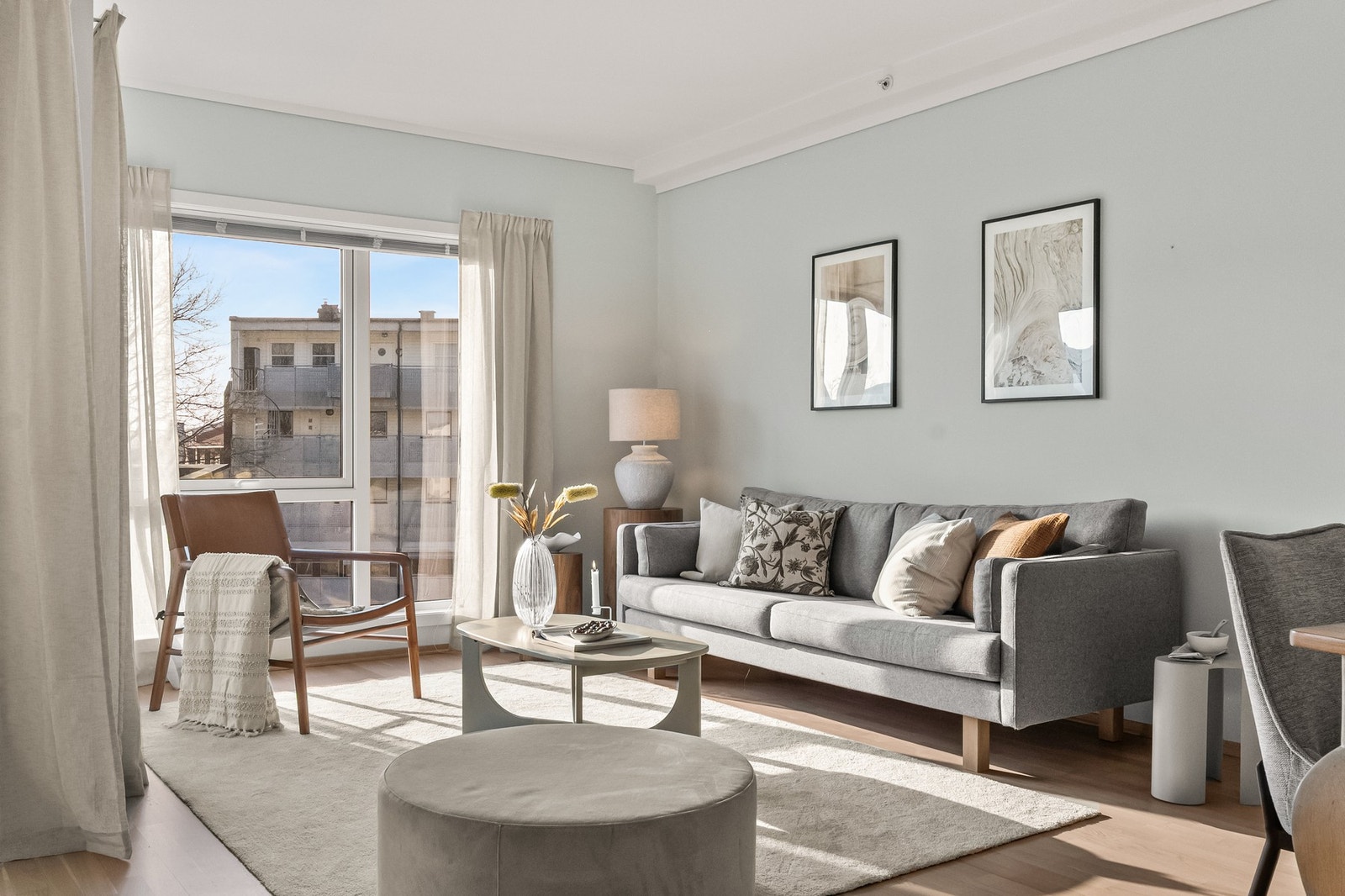 Store vindusflater slipper inn rikelig med dagslys og gir rommet en lys og behagelig karakter. Galleribilde