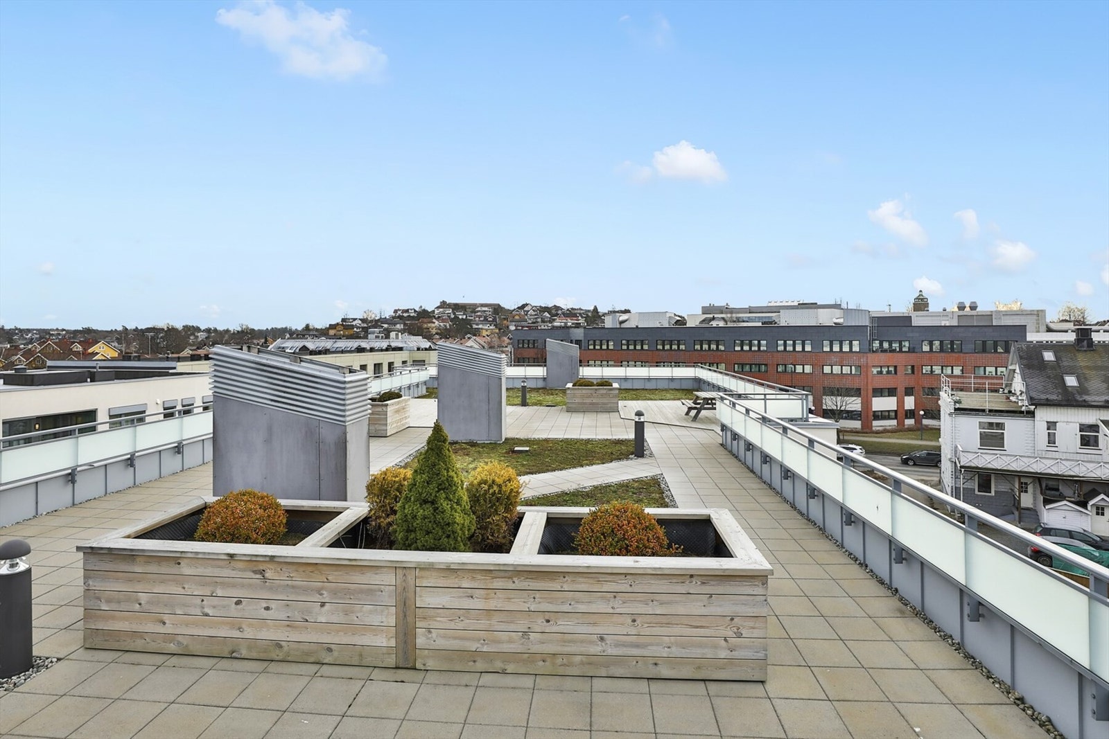 Opparbeidede soner med benker, blomsterkasser og levegger gjør takterrassen variert og brukervennlig. Galleribilde