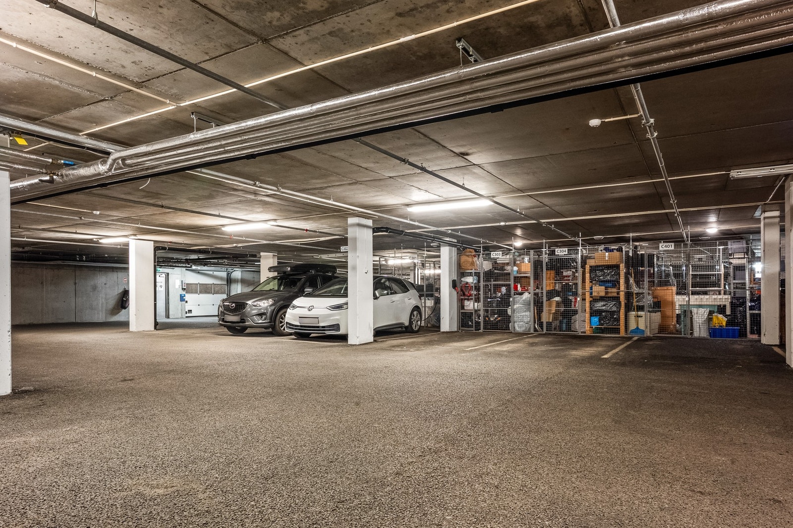 Seksjonen disponerer biloppstillingsplass og bod, i felles garasjekjeller, merket C401. Galleribilde
