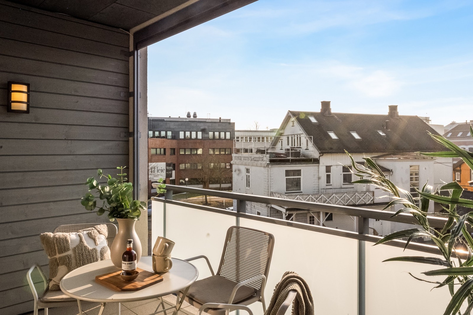 Fra stuen er det utgang til balkongen, som fungerer som en fin forlengelse av oppholdsrommet i den varme årstiden. Galleribilde