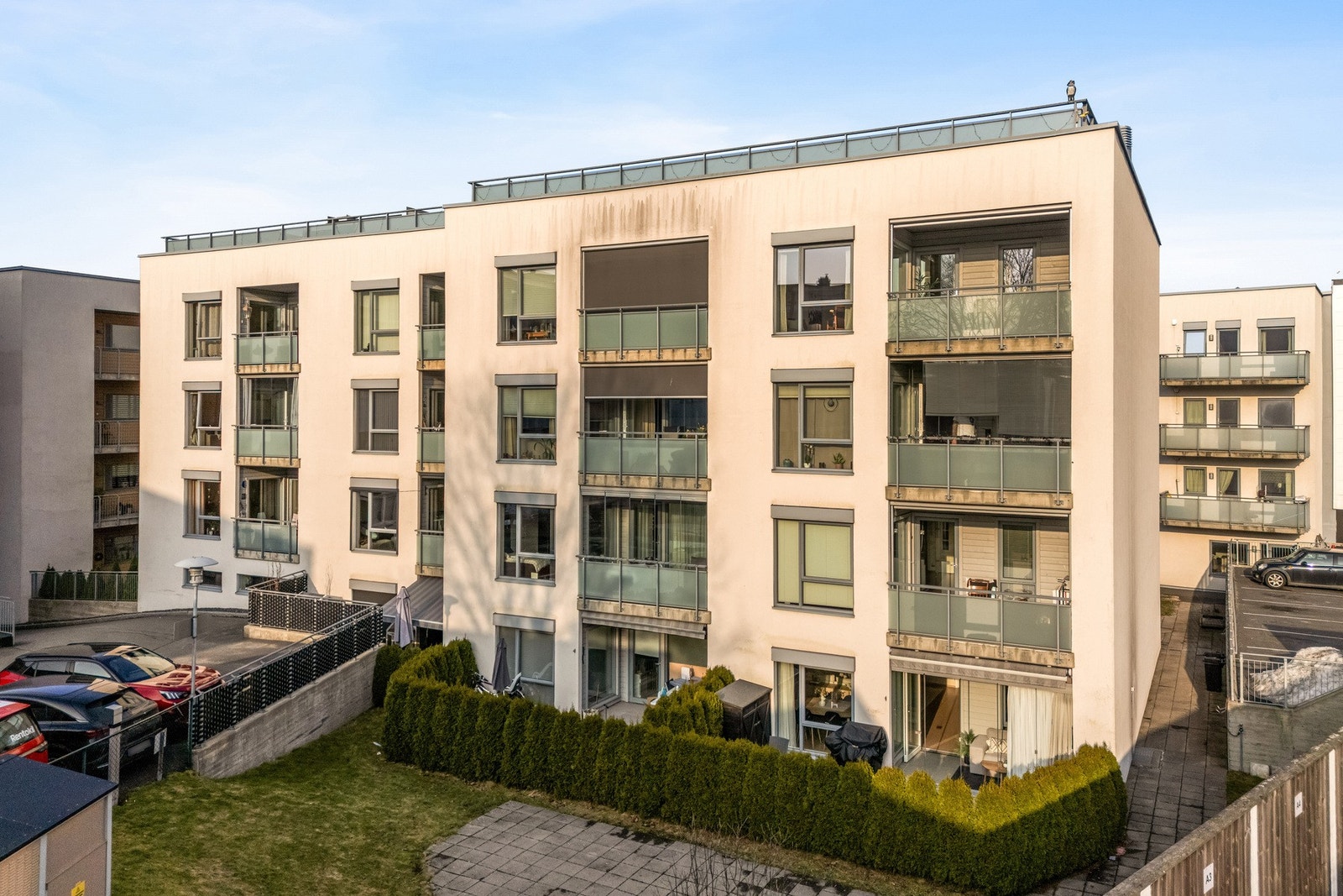 Kort gange til sentrumsstranda-Sjøbadet og til fine rekreasjonsmuligheter i Nesparken ved Vansjø. Galleribilde